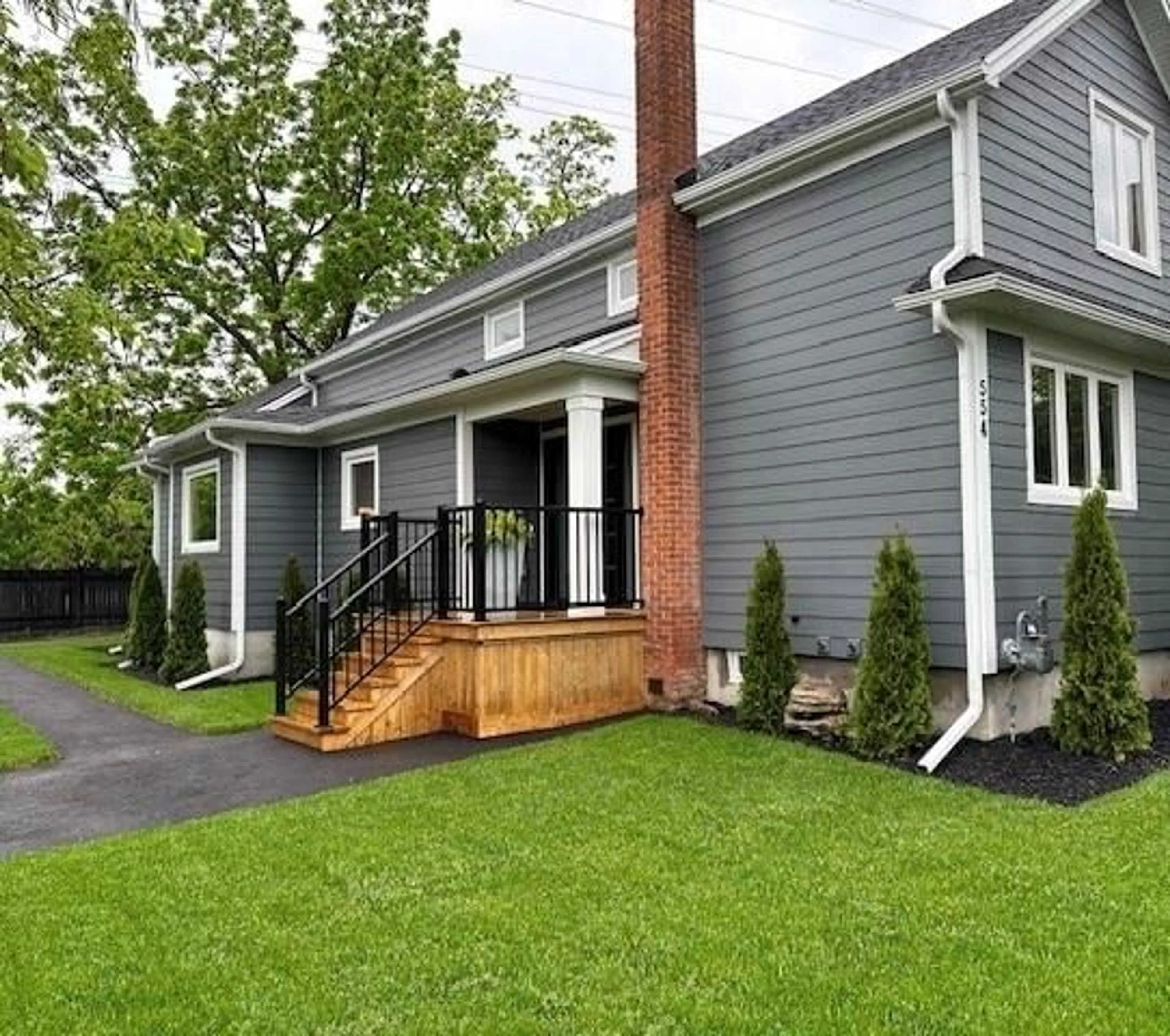 Frontside or backside of a home for 554 CLARK Ave, Burlington Ontario L7S 1N8