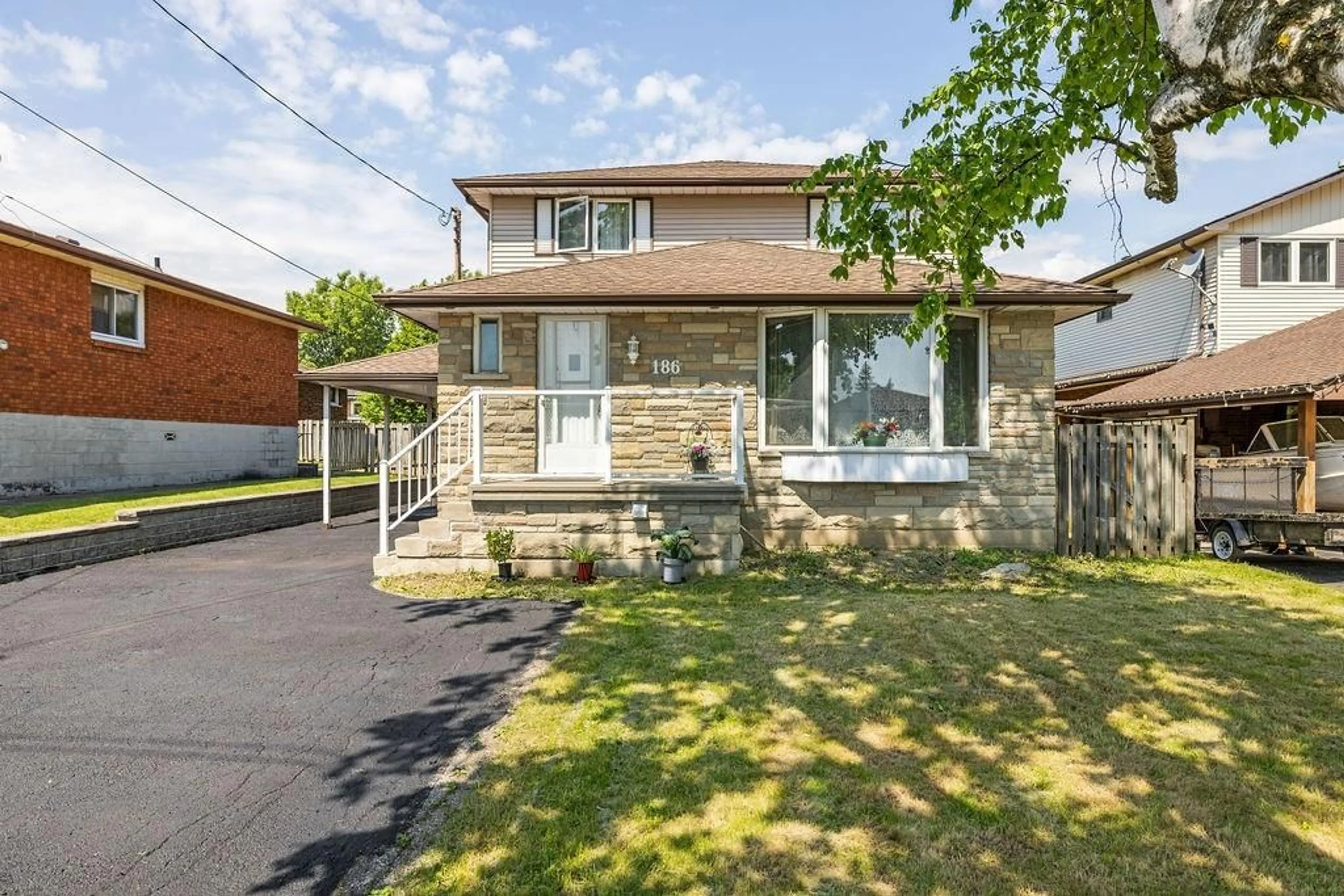 Frontside or backside of a home for 186 DESCHENE Ave, Hamilton Ontario L9A 3K2