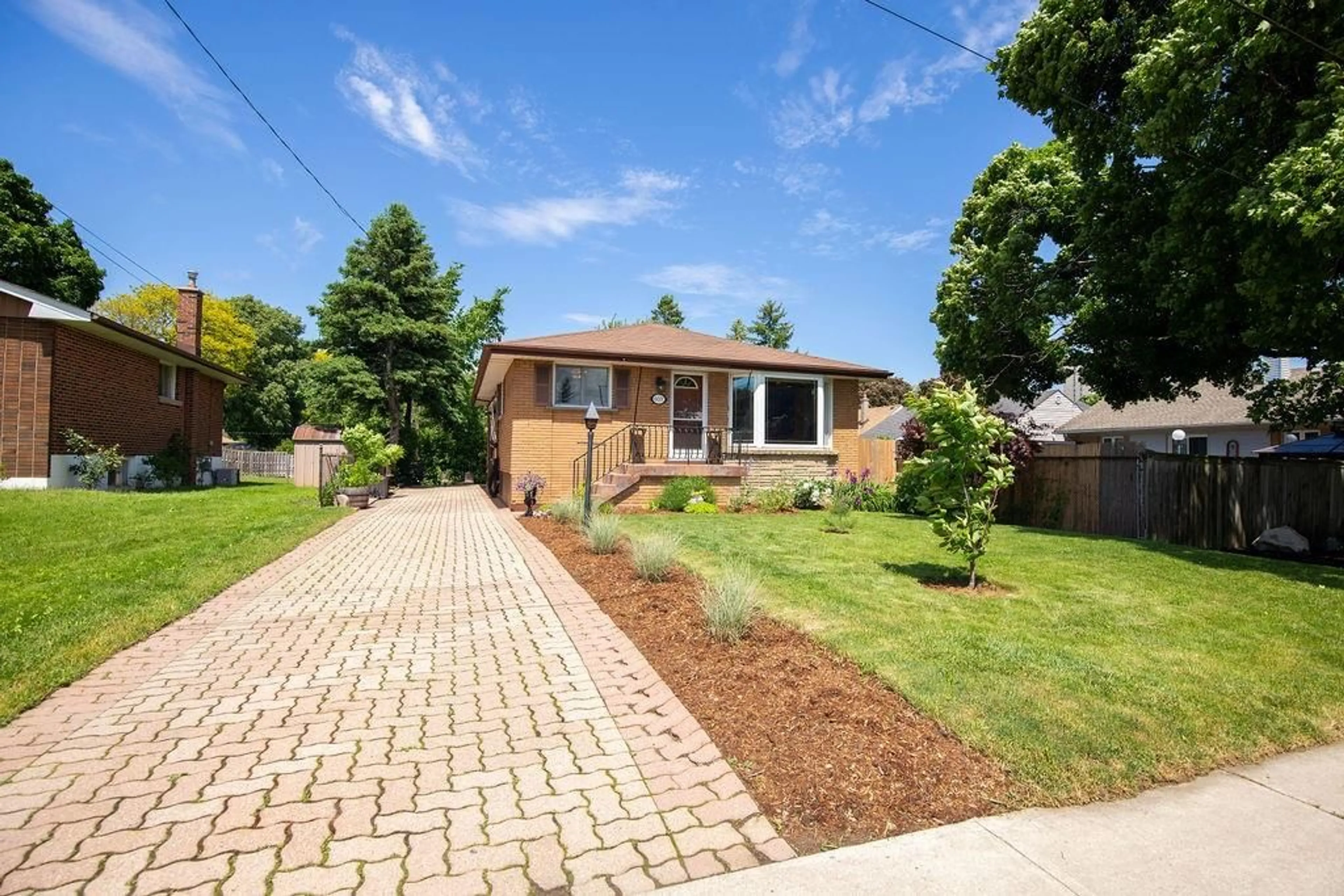 Home with brick exterior material for 607 7th Ave, Hamilton Ontario L8V 1Y6