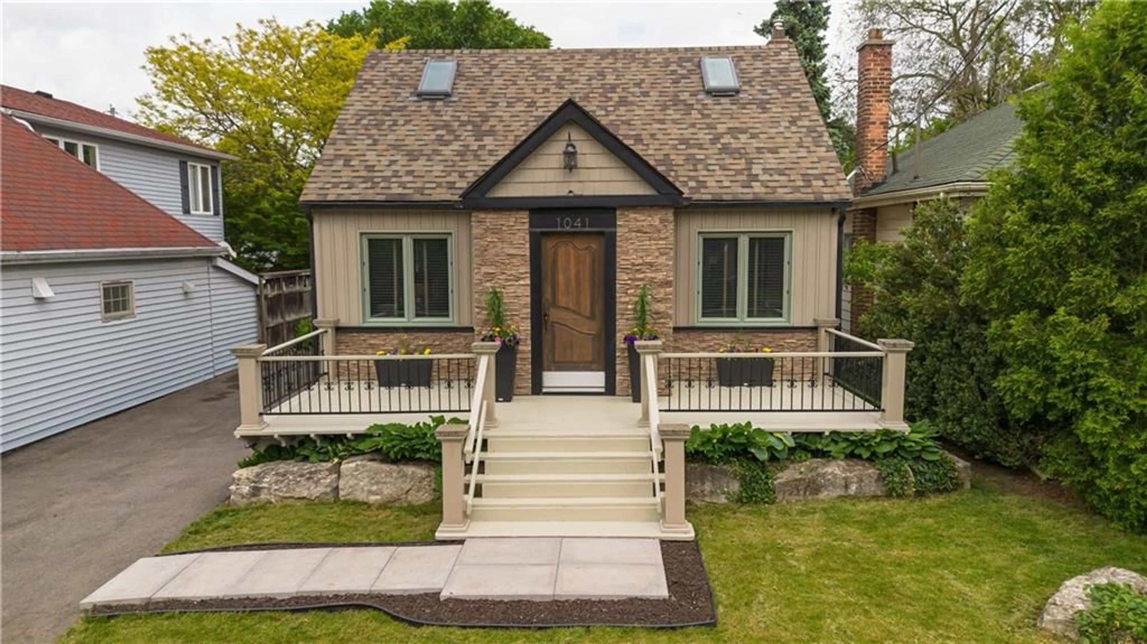 Home with brick exterior material for 1041 PLAINS VIEW Ave, Burlington Ontario L7T 1V4