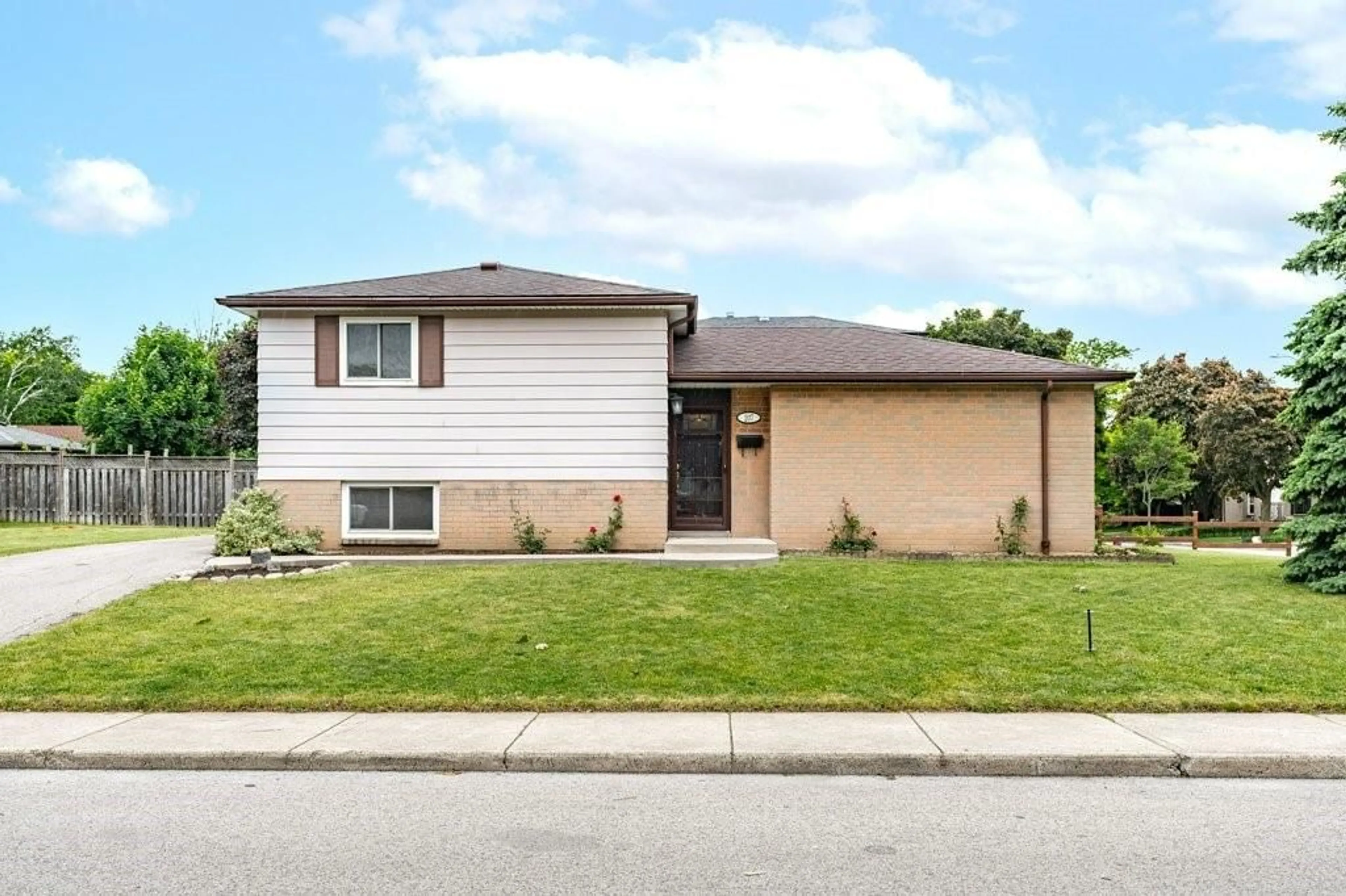 Frontside or backside of a home for 207 BIRCHCLIFFE Cres, Hamilton Ontario L8T 4L1