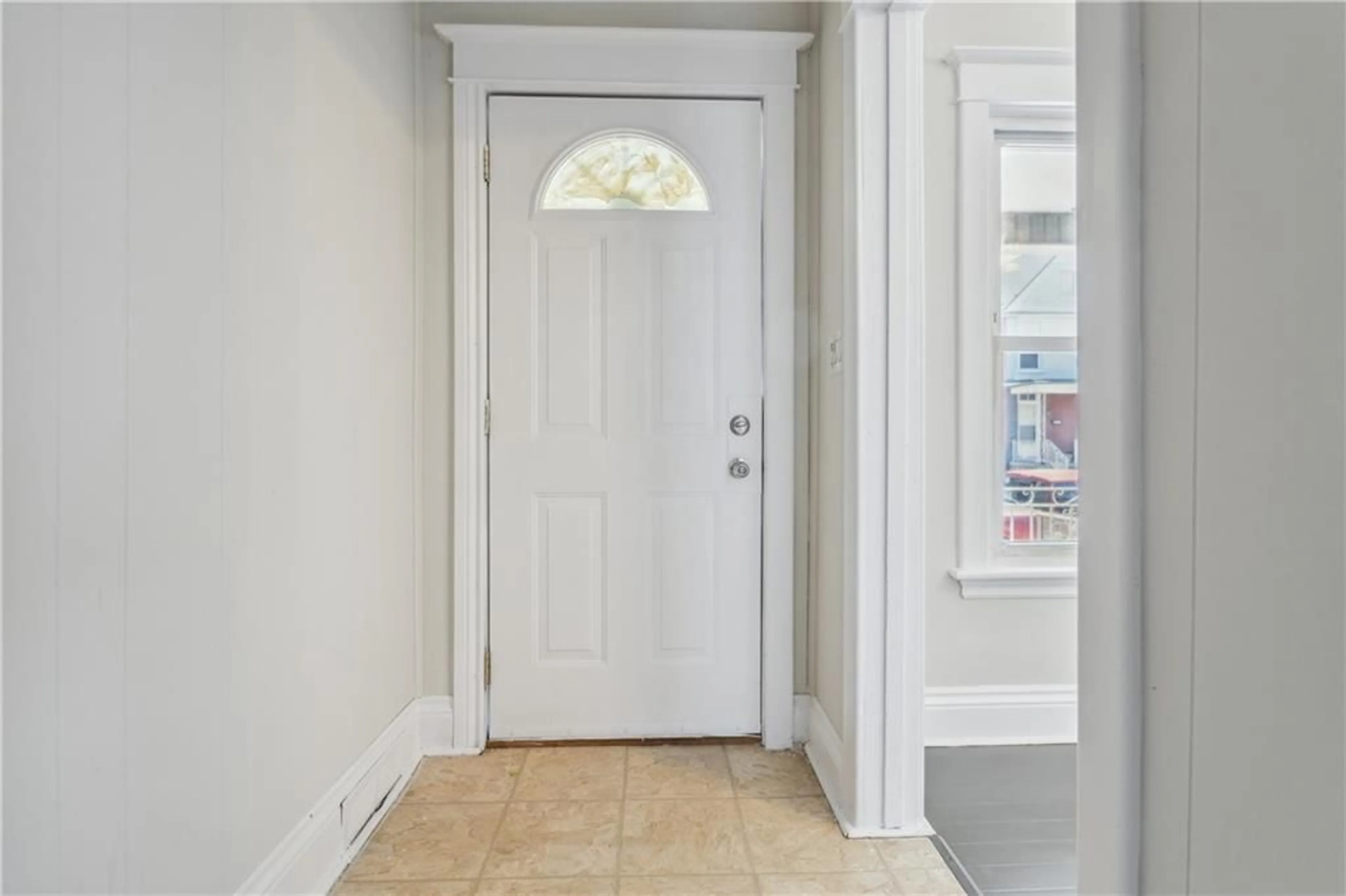 Indoor entryway for 57 ST MATTHEWS Ave, Hamilton Ontario L8L 5P4