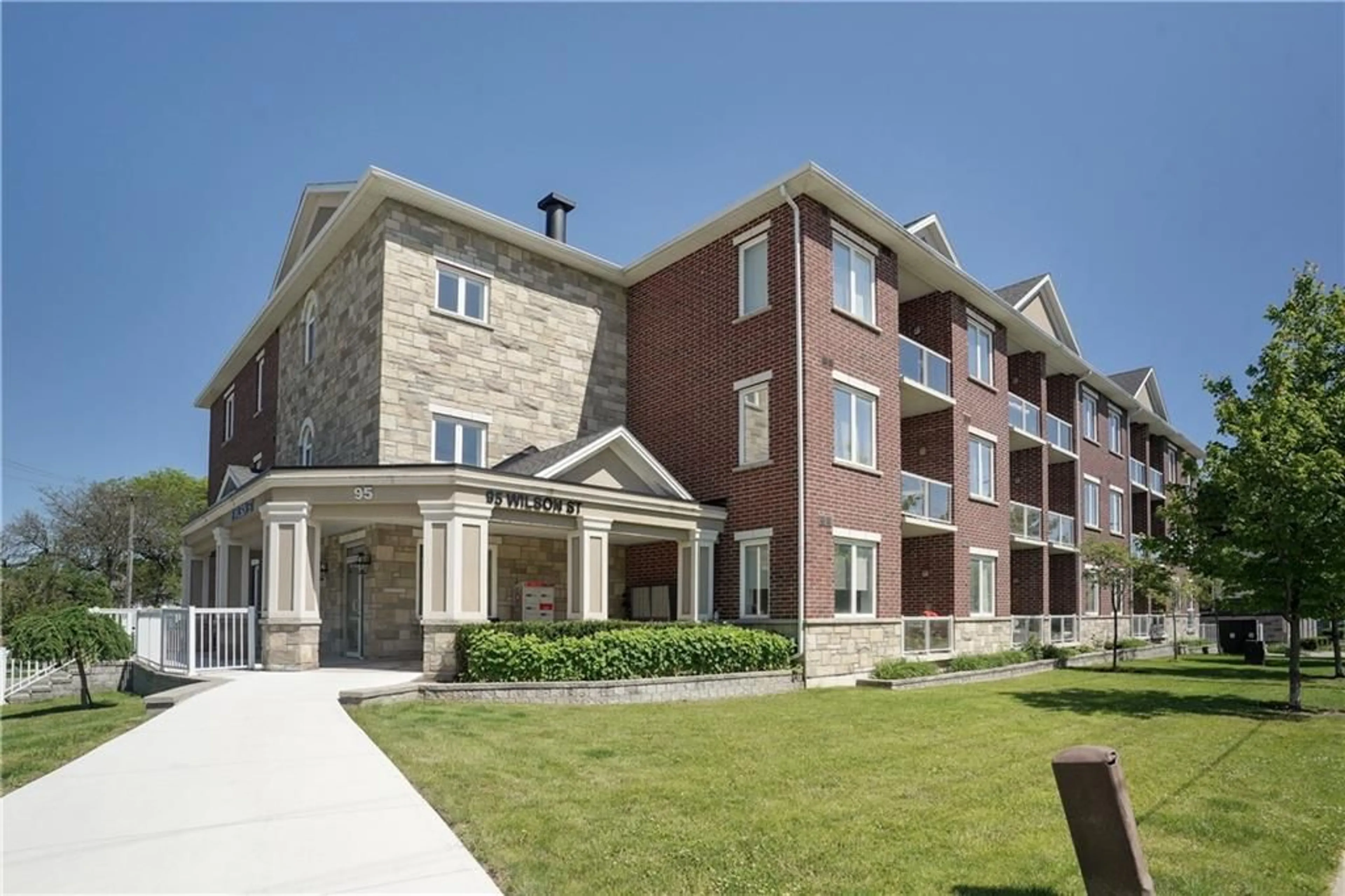 A pic from exterior of the house or condo for 95 Wilson St #112, Ancaster Ontario L9G 1N1