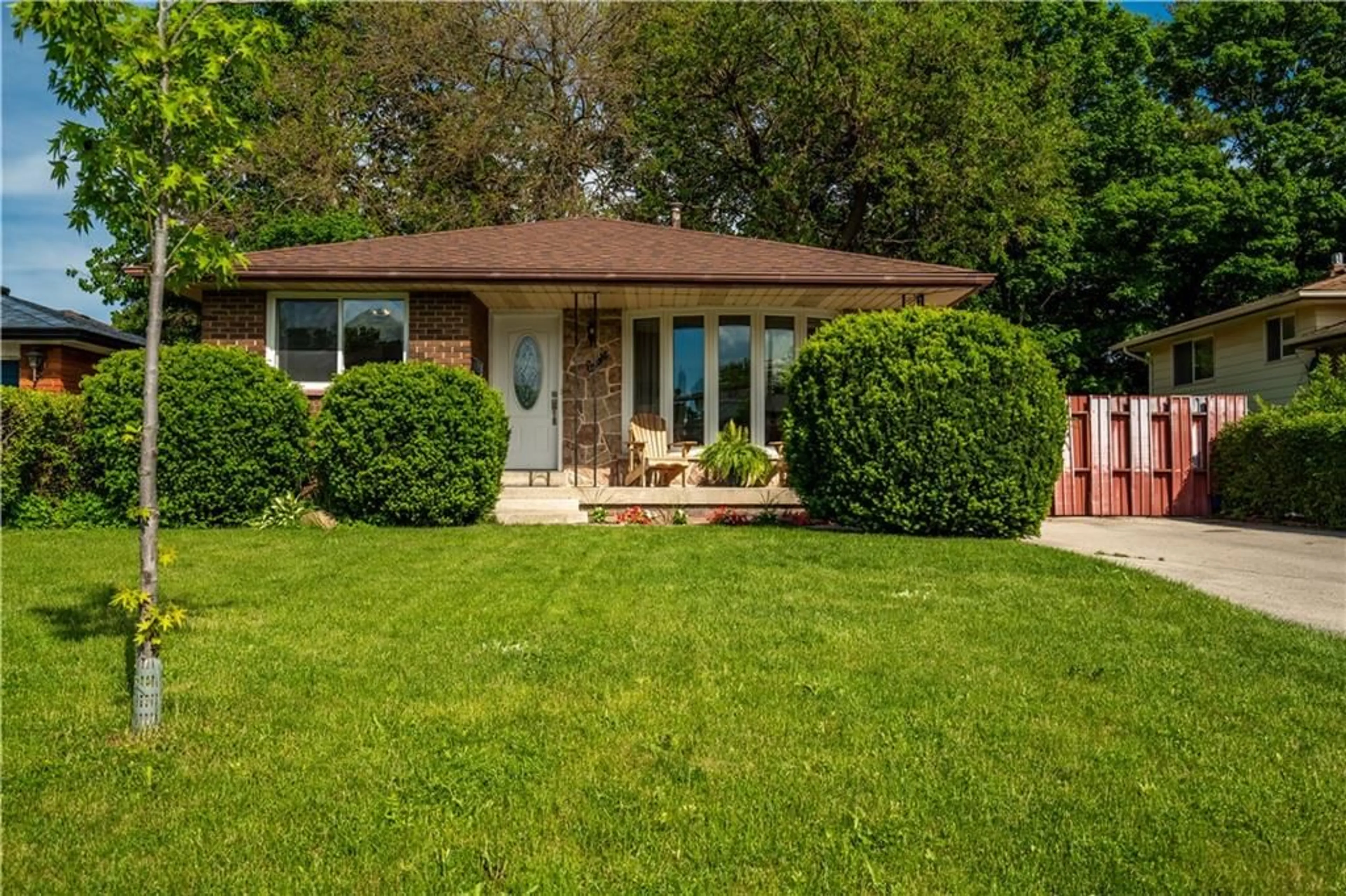 Frontside or backside of a home for 8 Vanderwood Crt, Stoney Creek Ontario L8G 2Y6