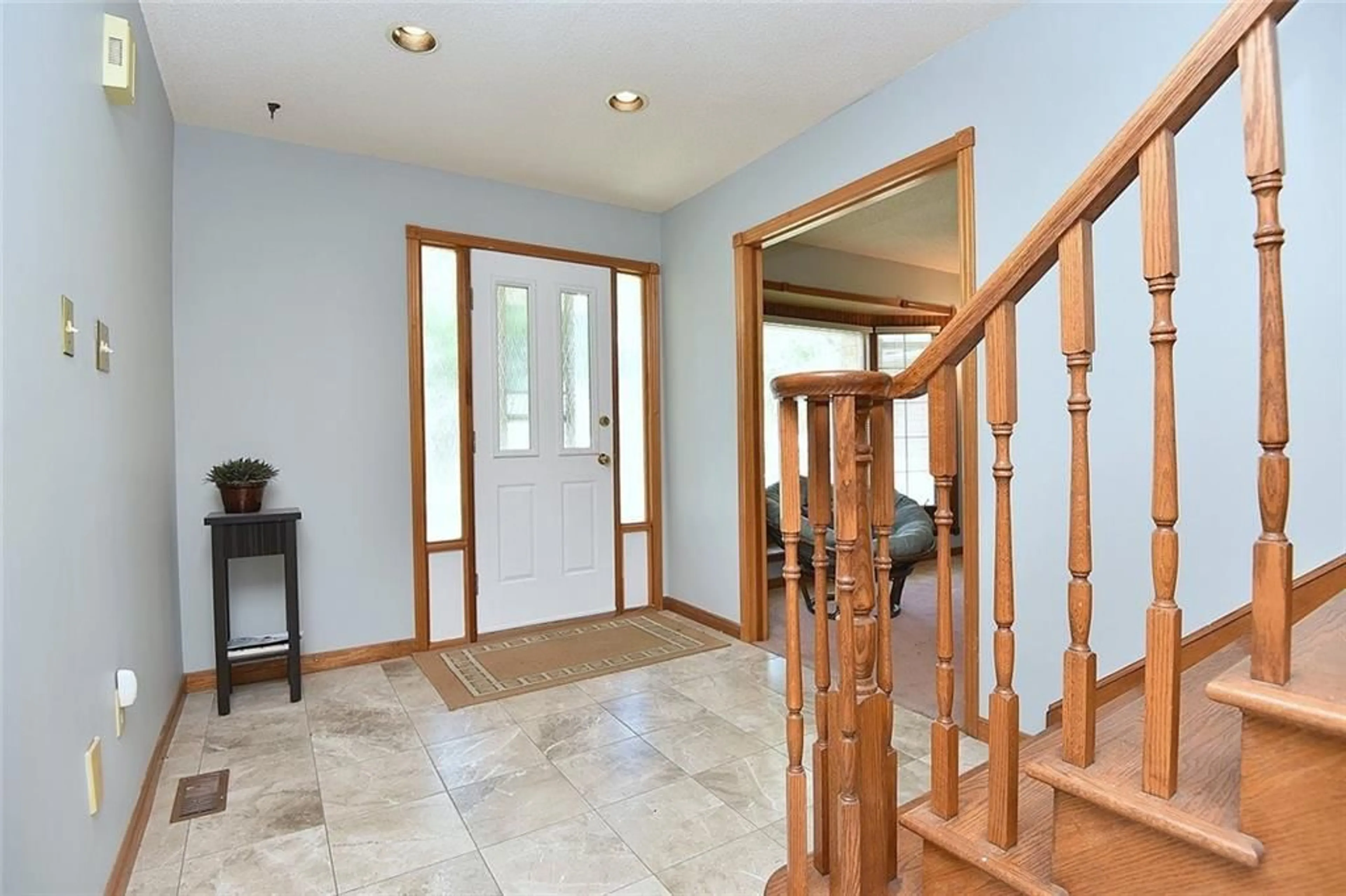 Indoor foyer for 23 Torino Dr, Hamilton Ontario L9B 1Y4