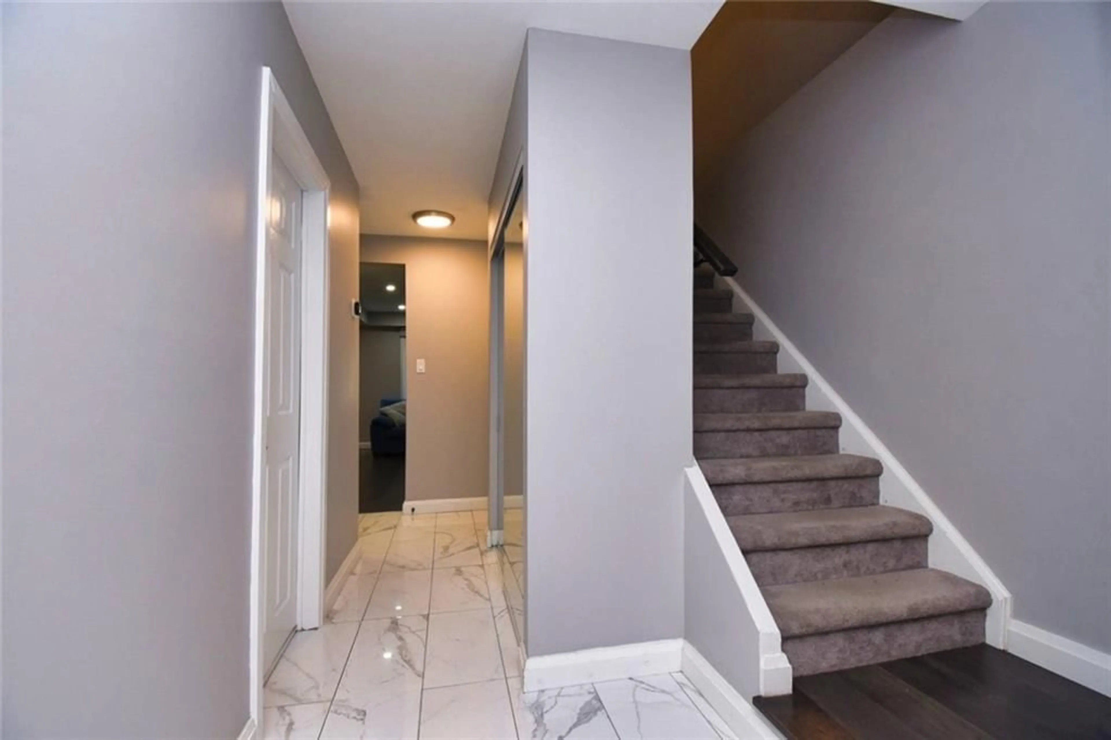 Indoor foyer for 15 DERBY St #35, Hamilton Ontario L8W 3T3