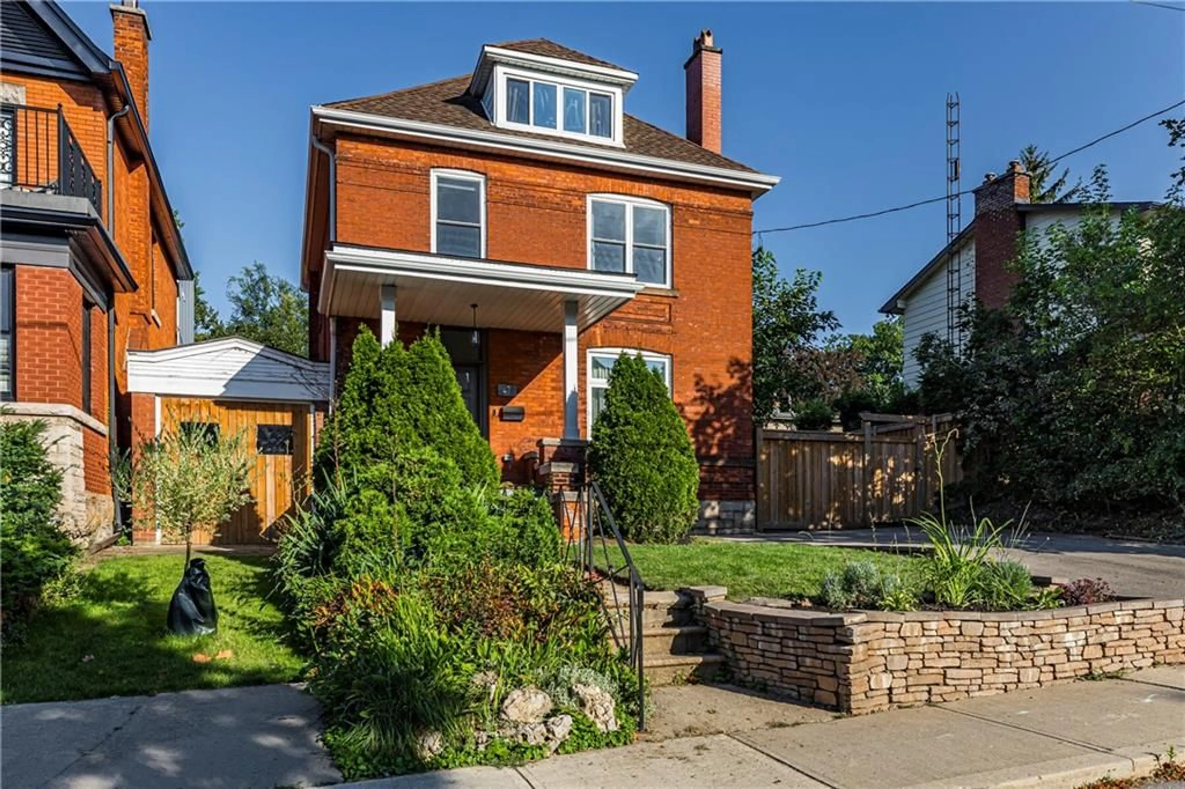 Home with brick exterior material for 47 Mountain Ave, Hamilton Ontario L8P 4E8