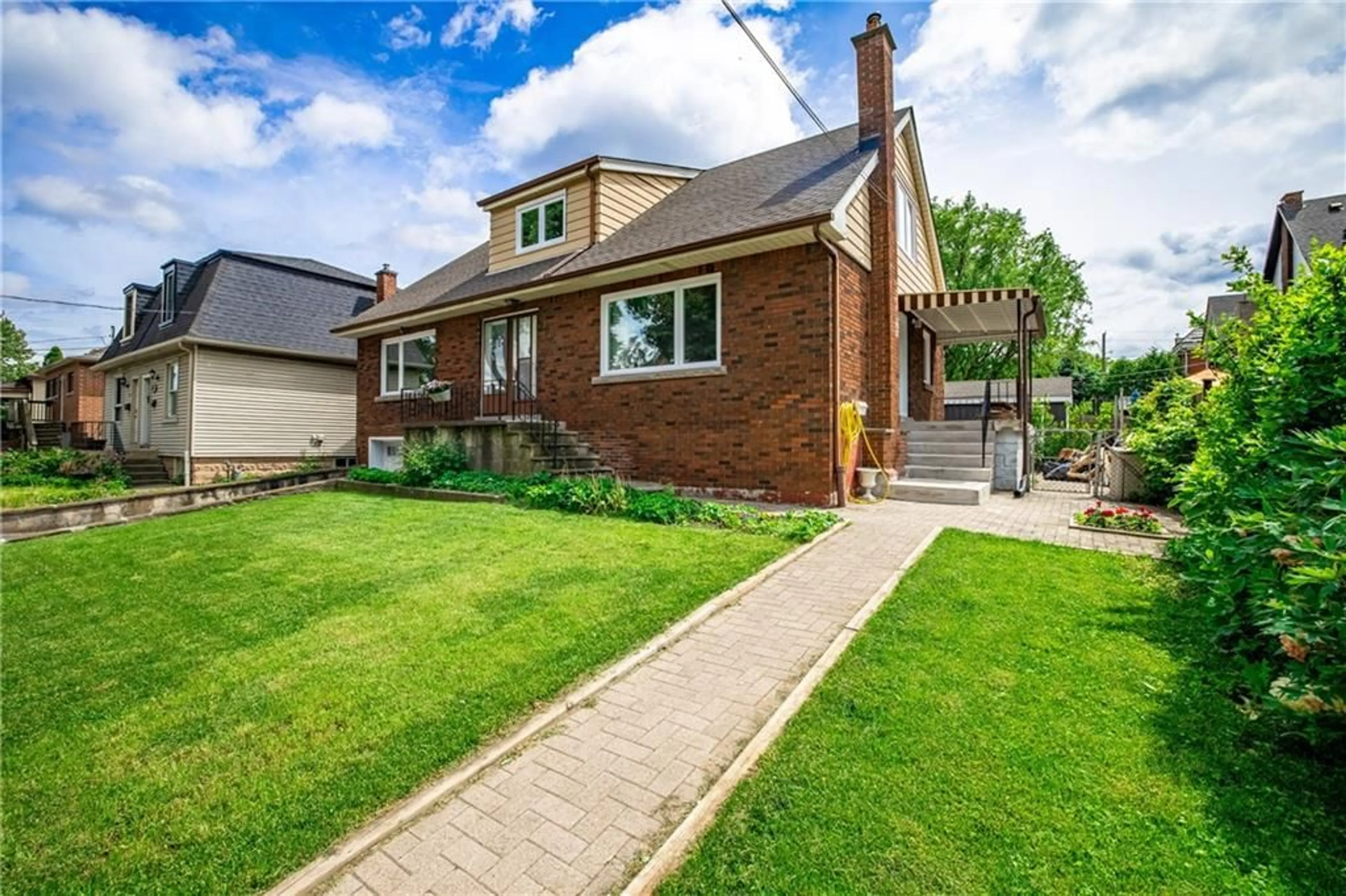 Frontside or backside of a home for 106 SIMCOE St, Hamilton Ontario L8L 3N5