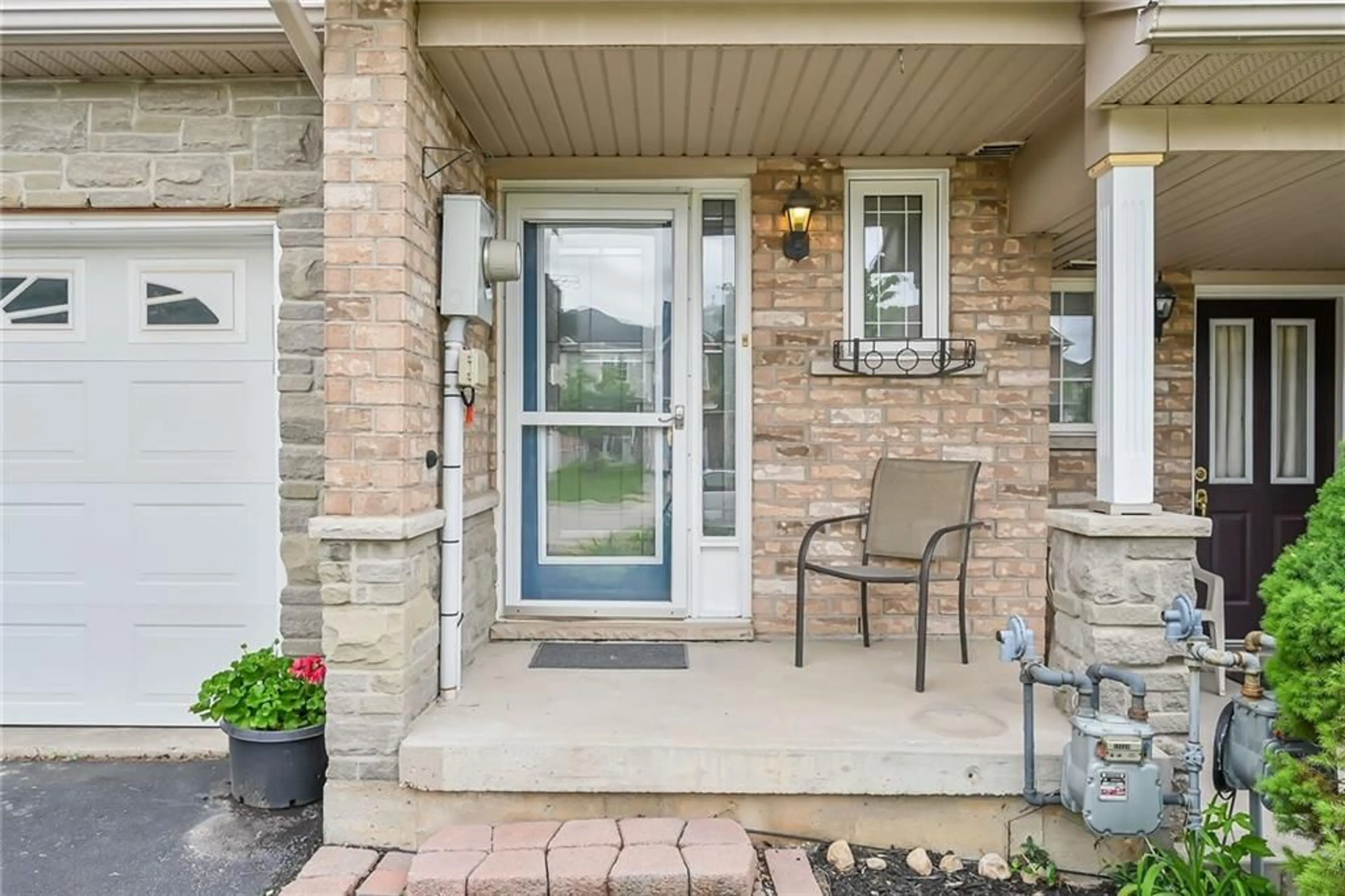 Indoor entryway for 16 SOUTHSIDE Pl, Hamilton Ontario L9C 7W4