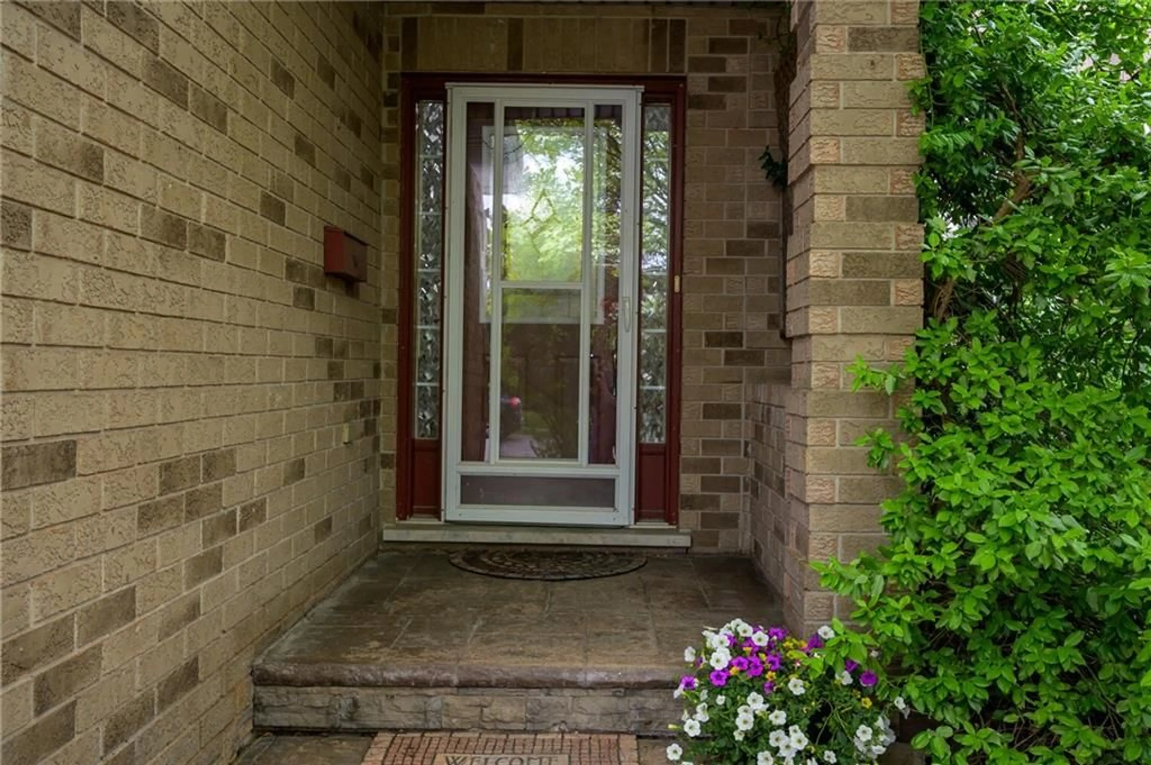 Indoor entryway for 52 Hillgarden Dr, Stoney Creek Ontario L8J 3R3