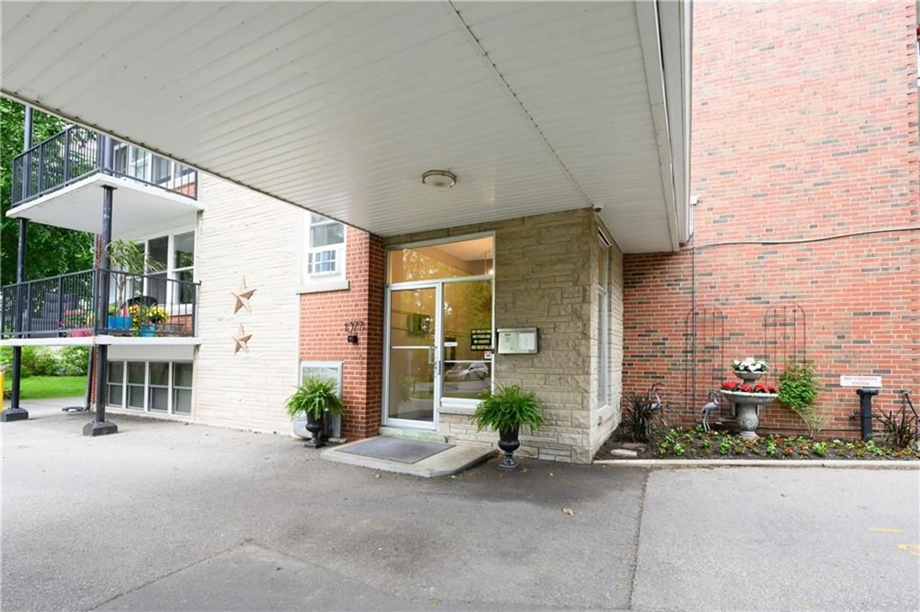 Indoor foyer for 1377 LAKESHORE Rd #207, Burlington Ontario L7S 1B1