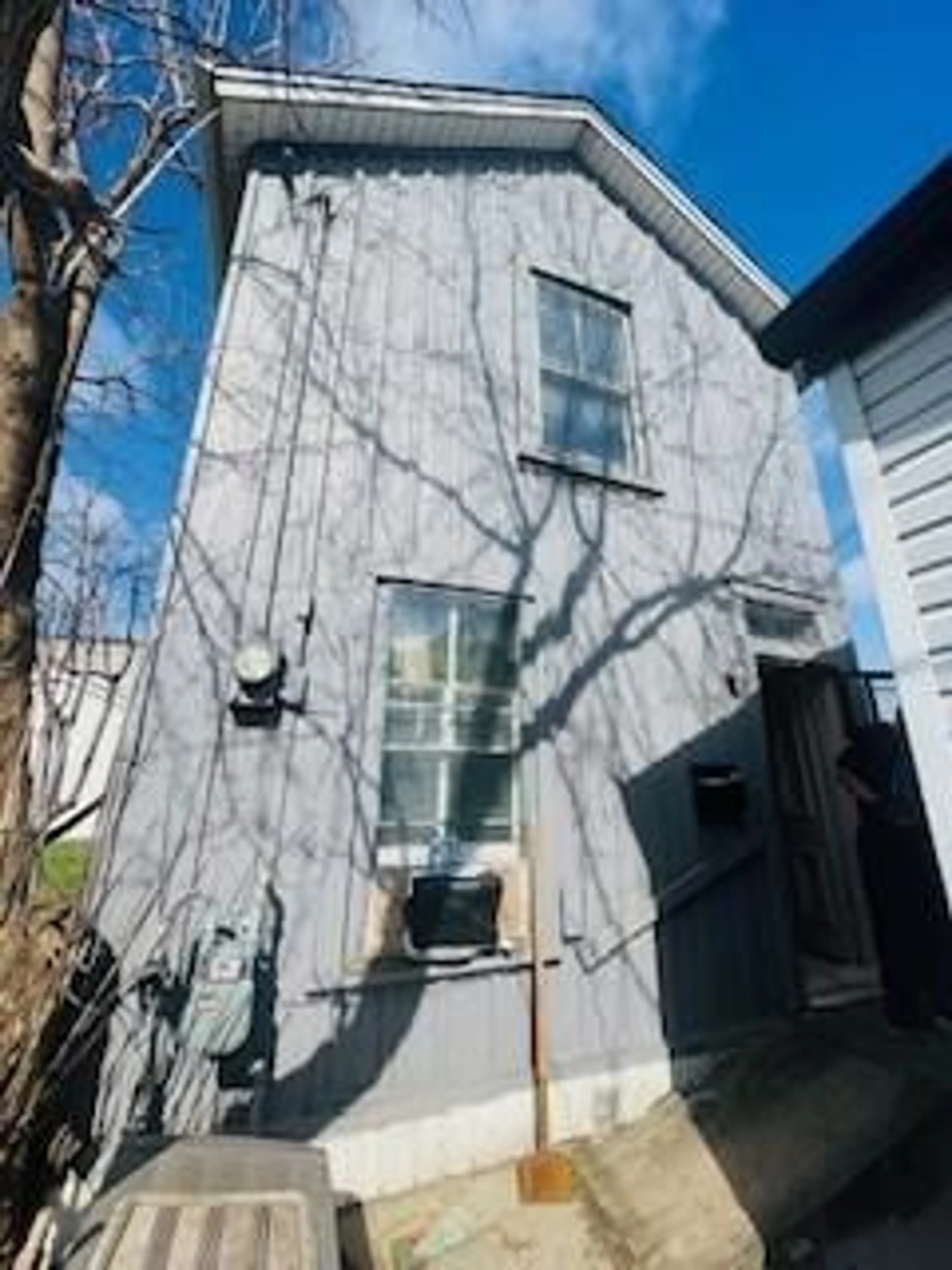Frontside or backside of a home for 101 Cathcart St, Hamilton Ontario L8L 5A1