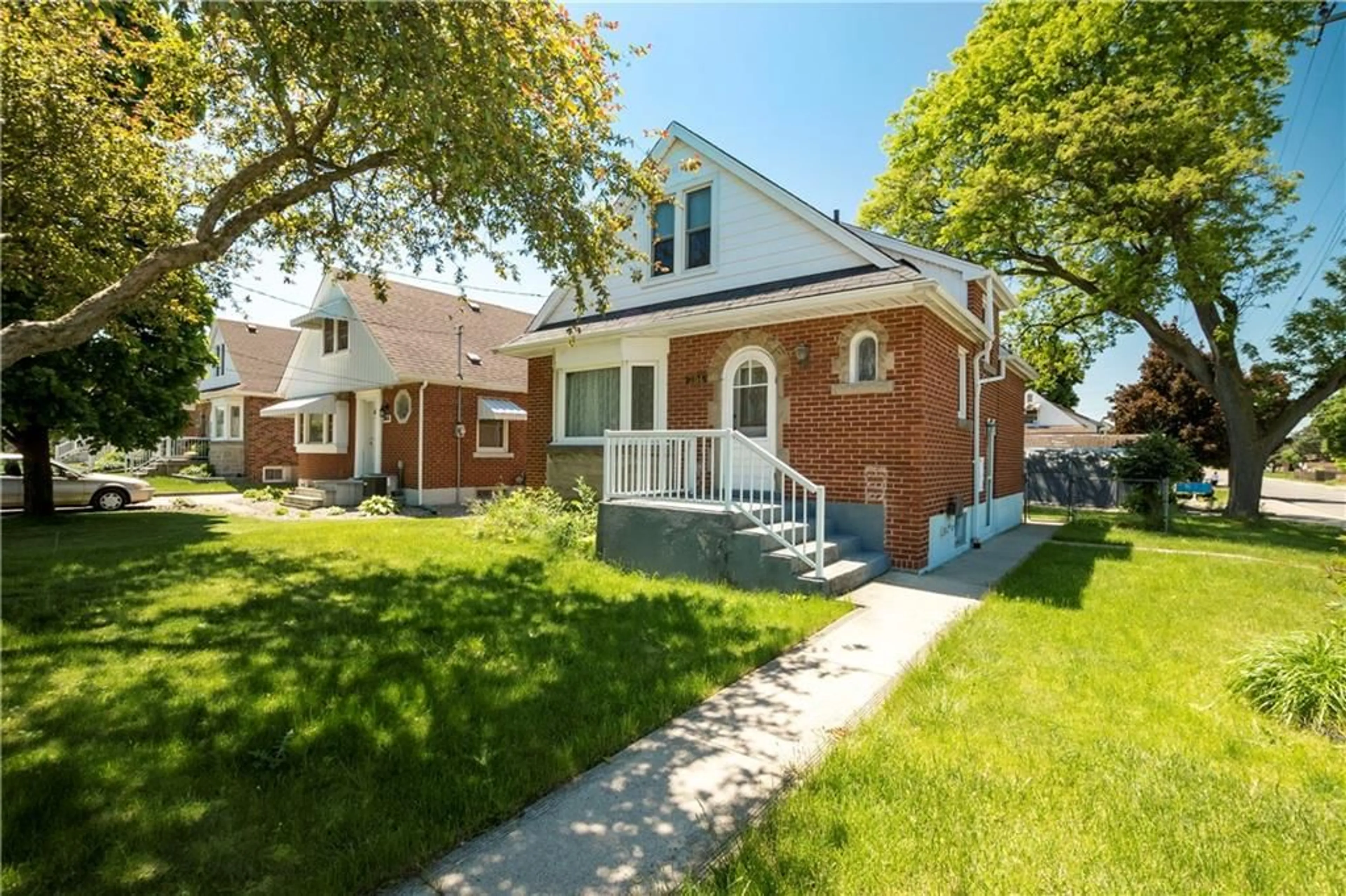 Frontside or backside of a home for 204 PARKDALE Ave, Hamilton Ontario L8K 3P6