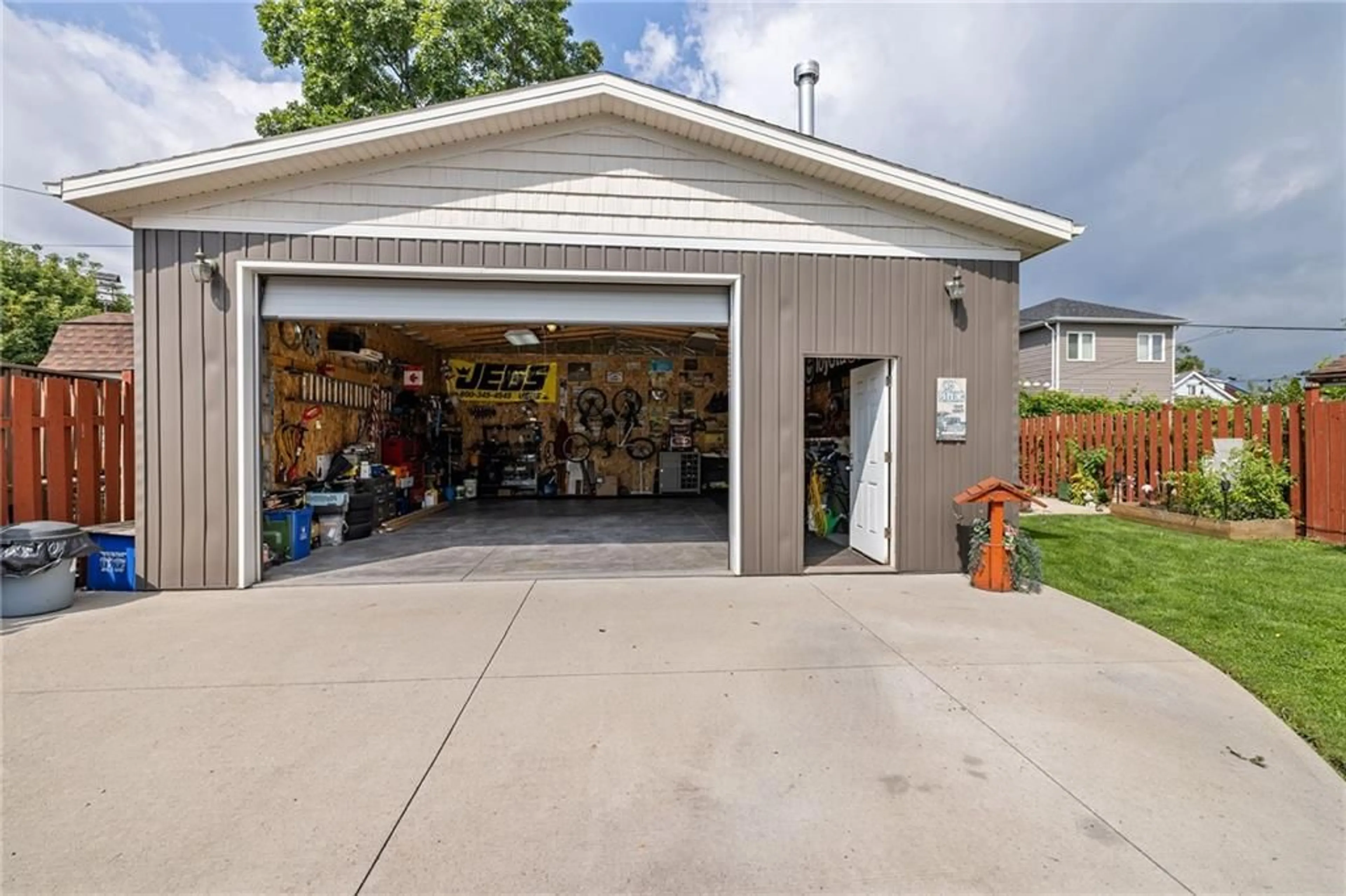 Indoor garage for 625 TATE Ave, Hamilton Ontario L8H 6L4