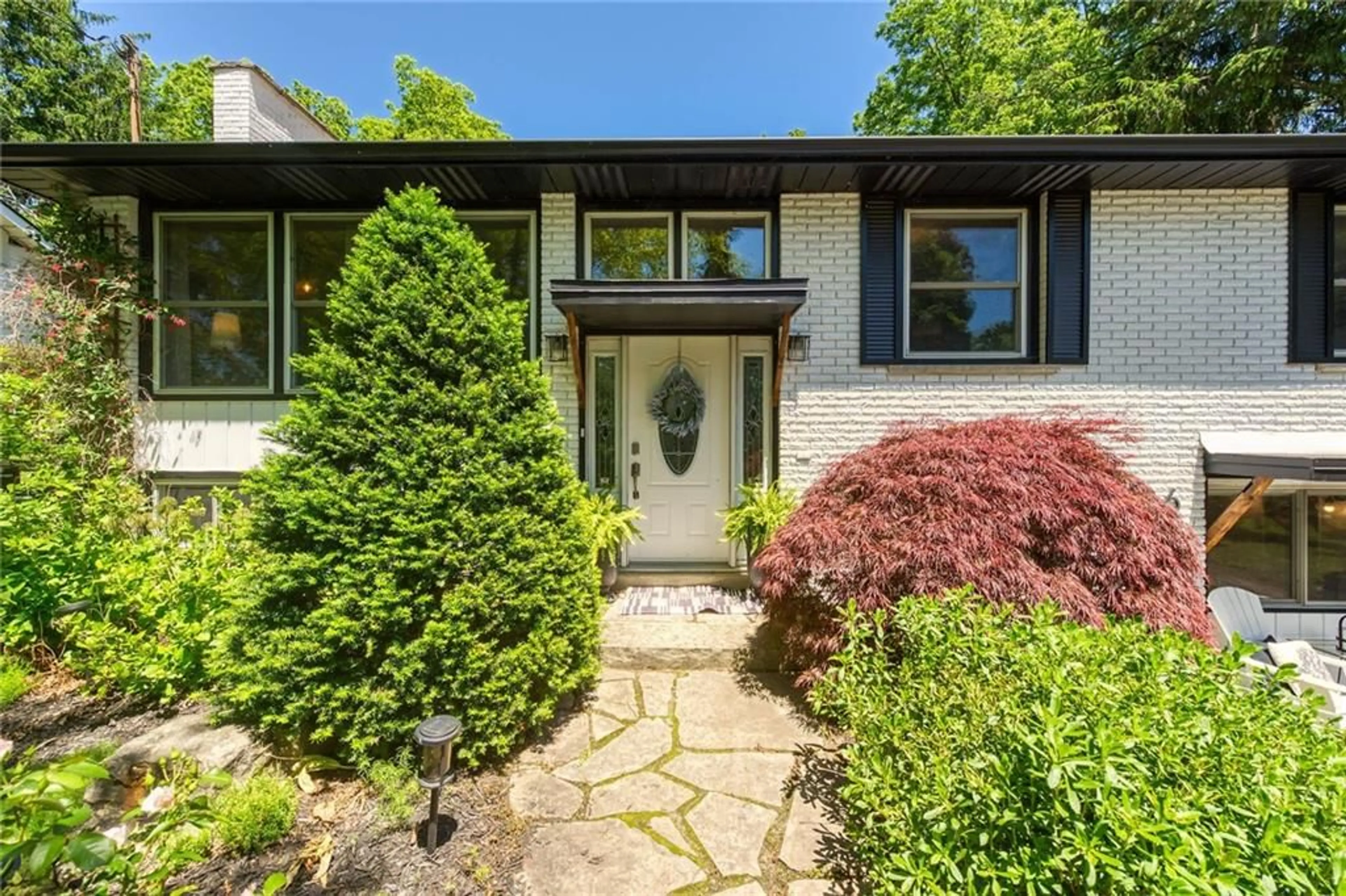 Indoor entryway for 486 WINNIETT St, Caledonia Ontario N3W 1E4