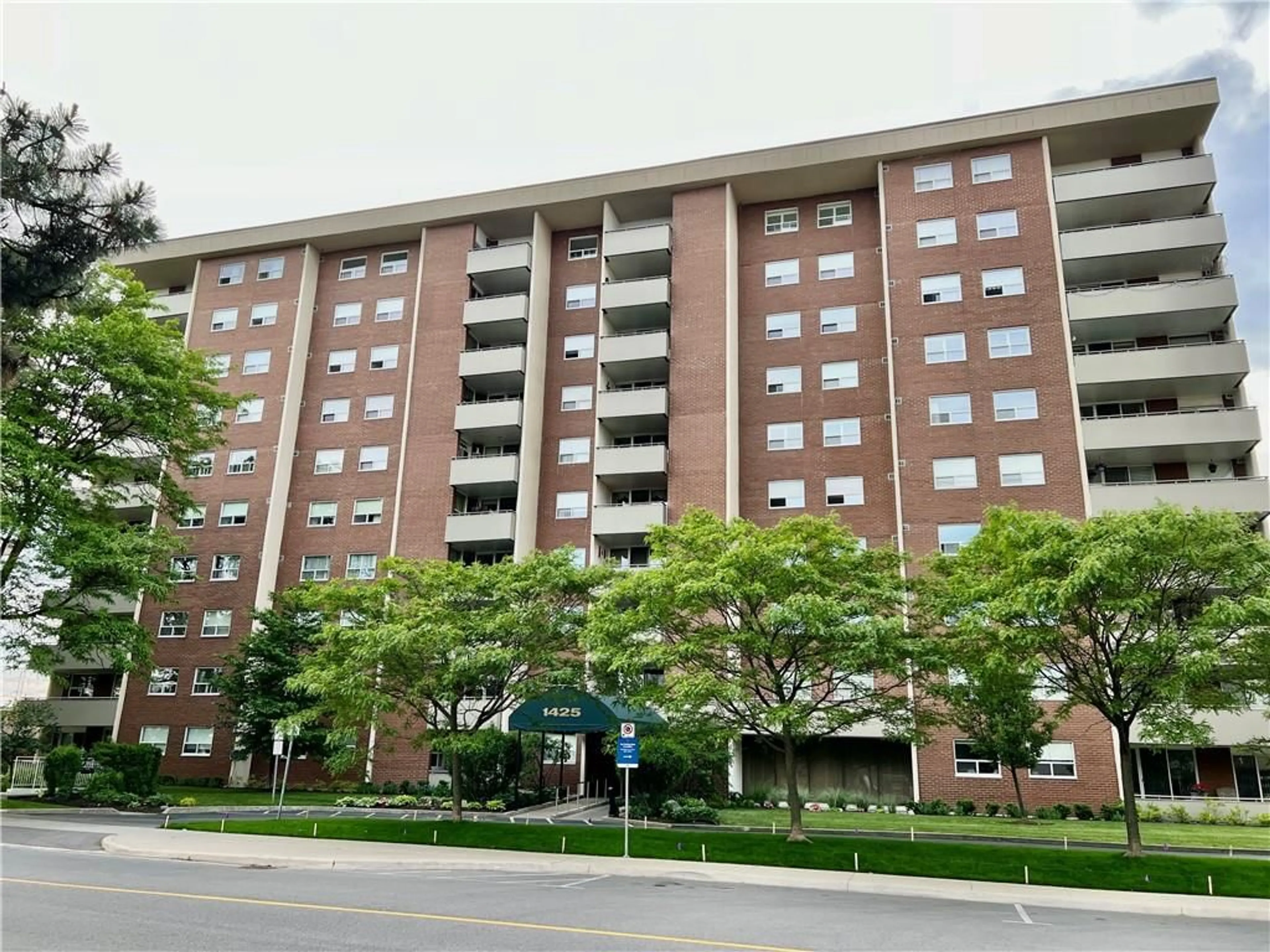 A pic from exterior of the house or condo for 1425 GHENT Ave #603, Burlington Ontario L7S 1X5