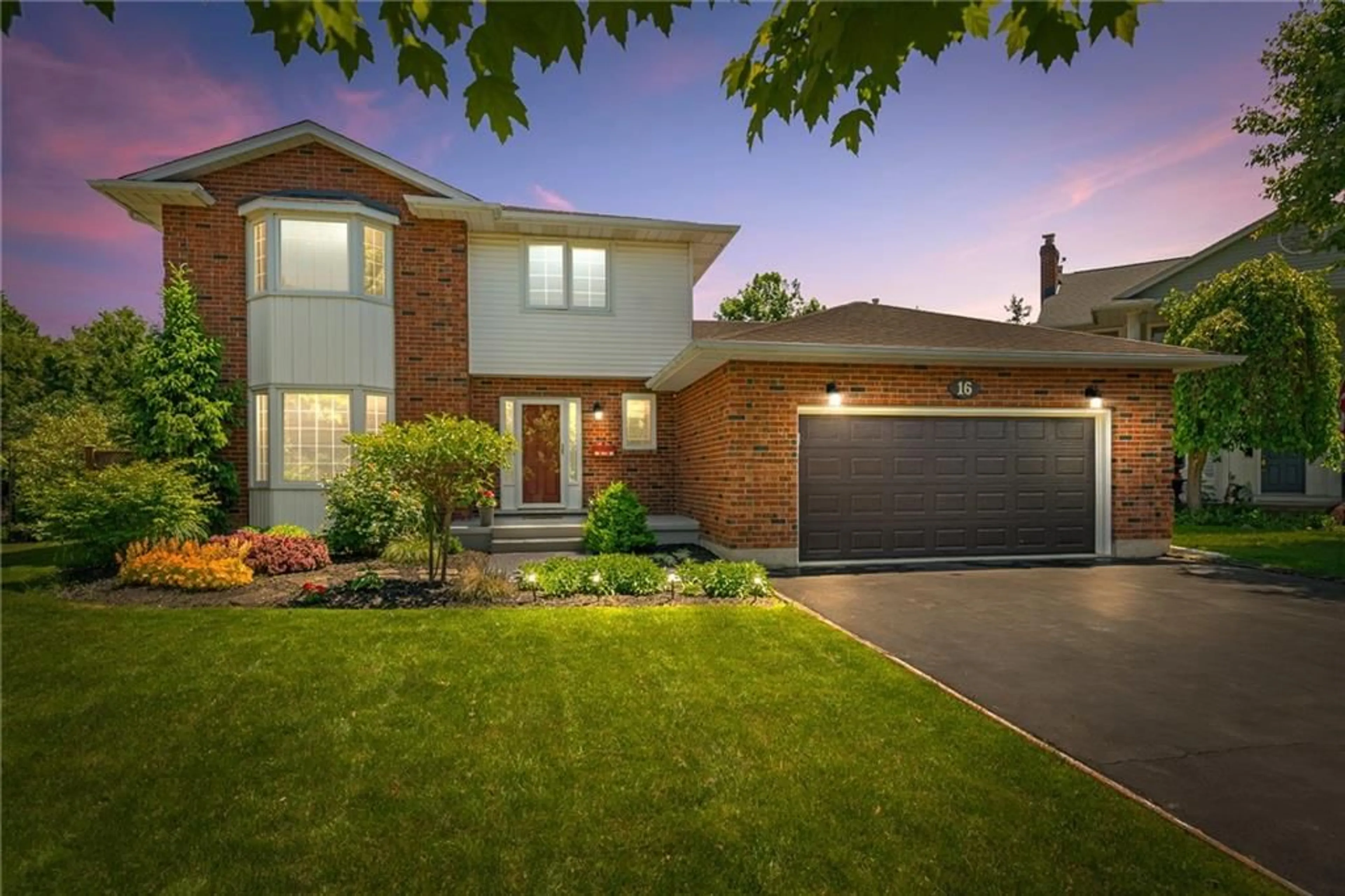 Home with brick exterior material for 16 SETTLERS Crt, Niagara-on-the-Lake Ontario L0S 1J0