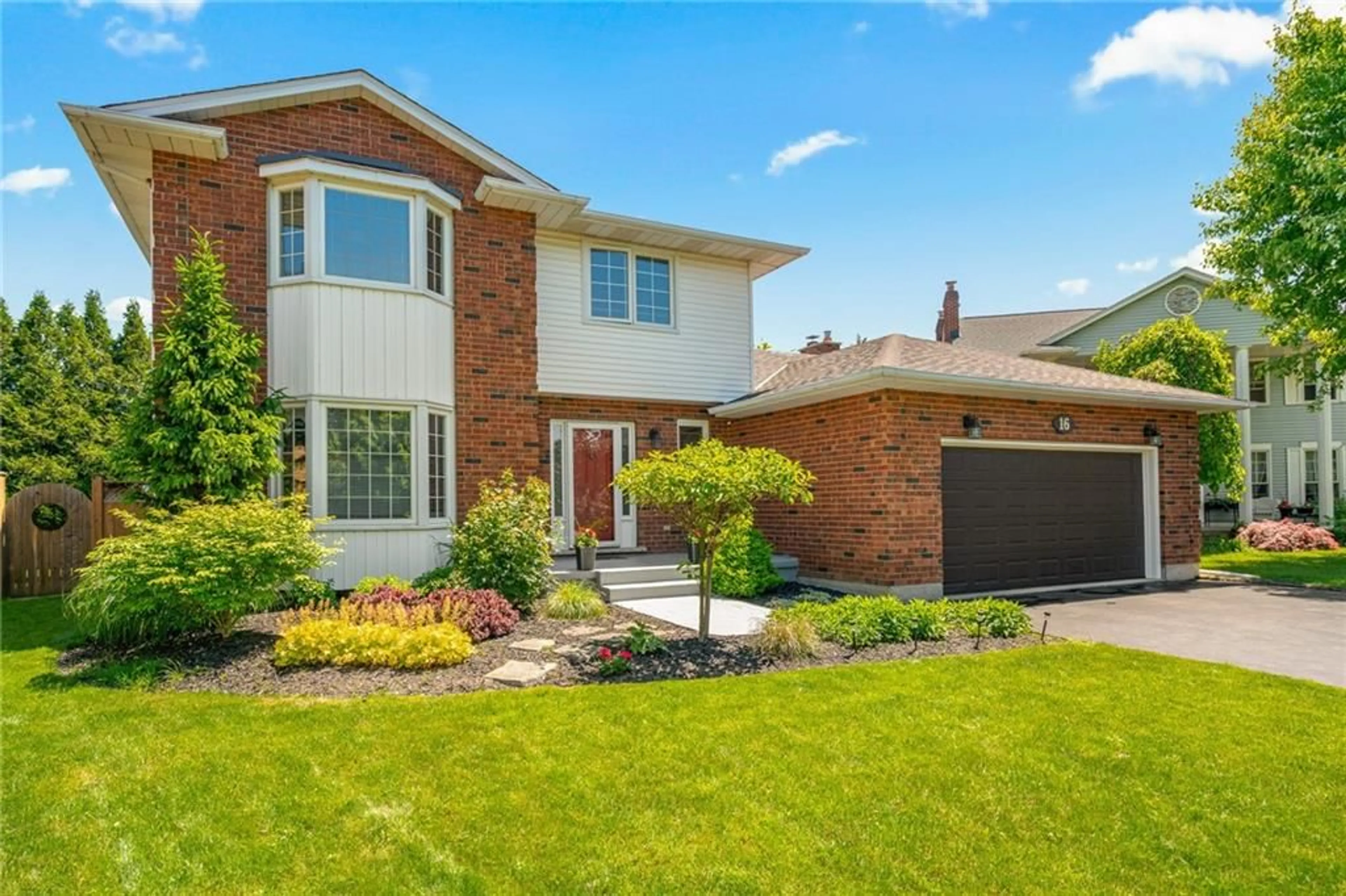 Home with brick exterior material for 16 SETTLERS Crt, Niagara-on-the-Lake Ontario L0S 1J0