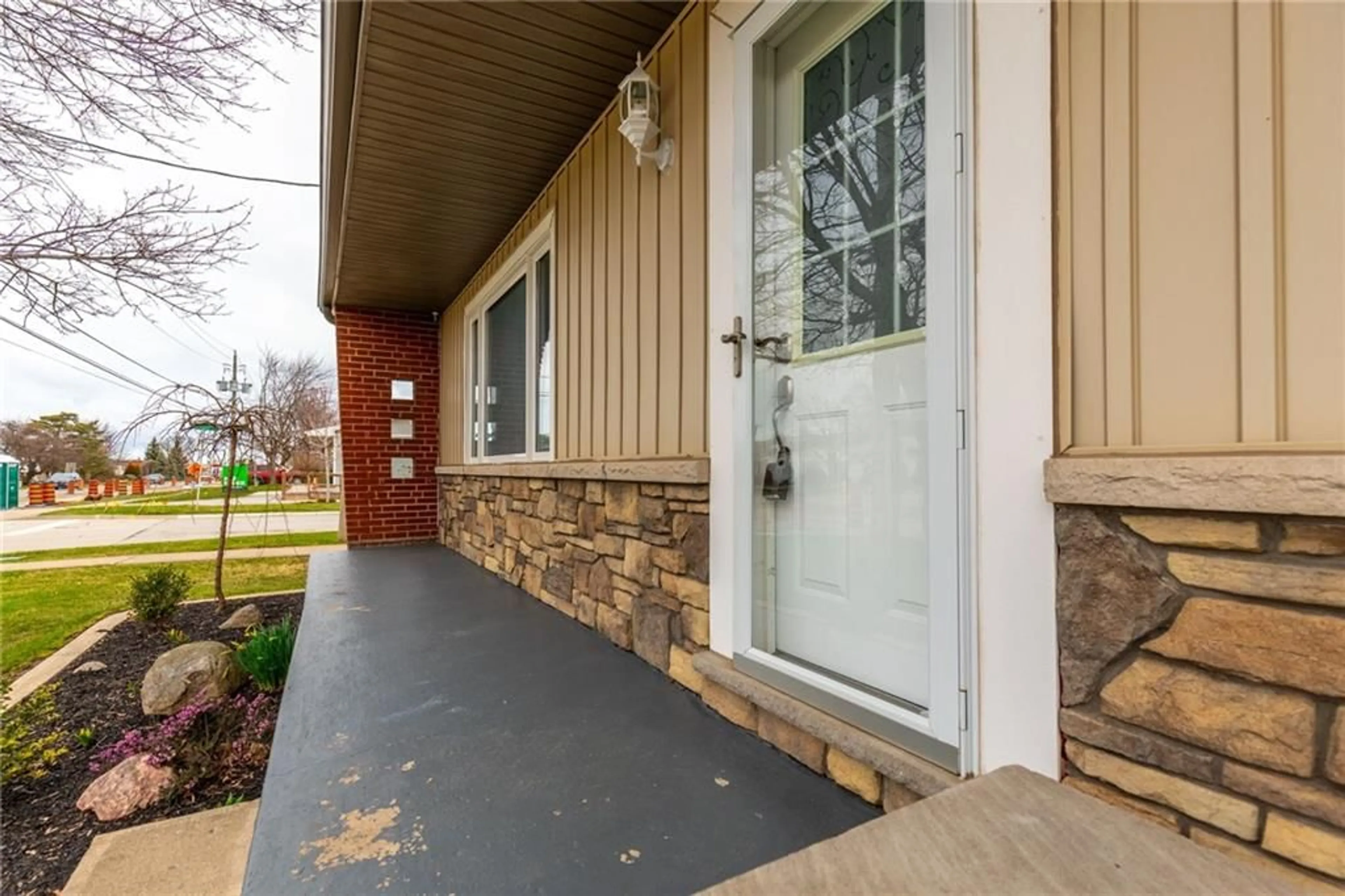 Indoor entryway for 4539 Ontario St, Beamsville Ontario L3J 0B7