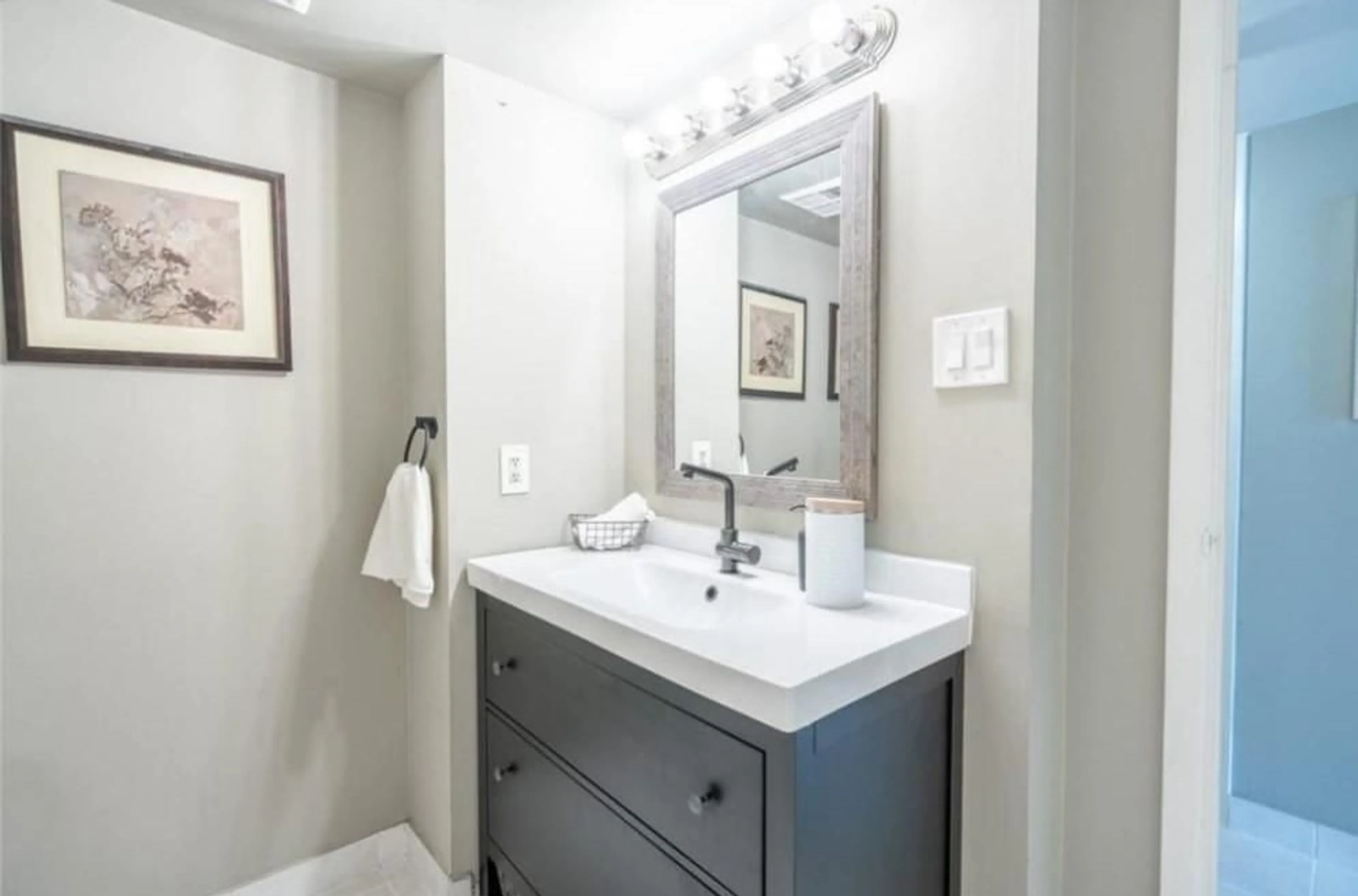 Bathroom for 400 York Blvd #302, Hamilton Ontario L8R 3M5