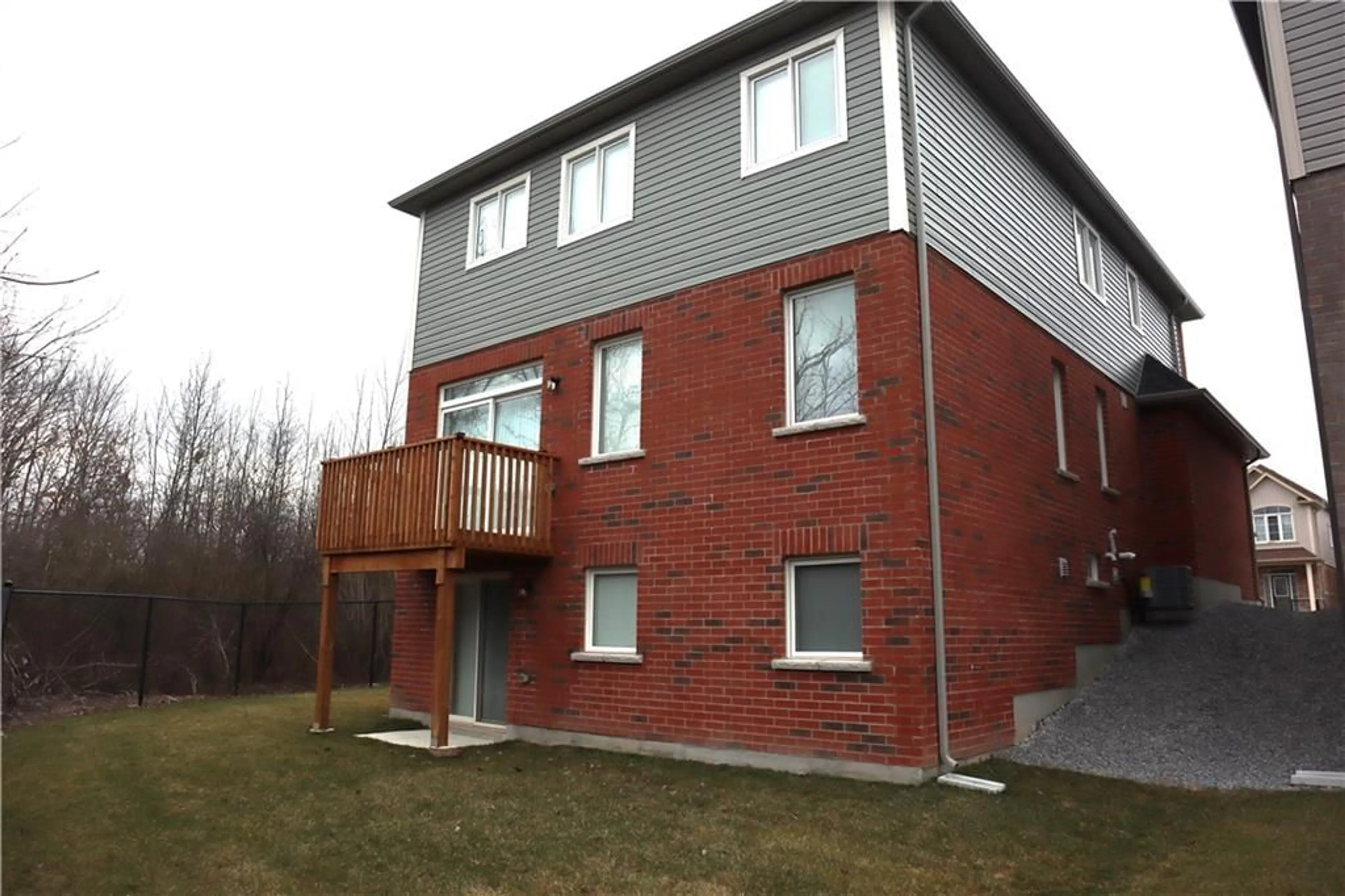 A pic from exterior of the house or condo for 9242 WHITE OAK Ave, Niagara Falls Ontario L2G 3P6