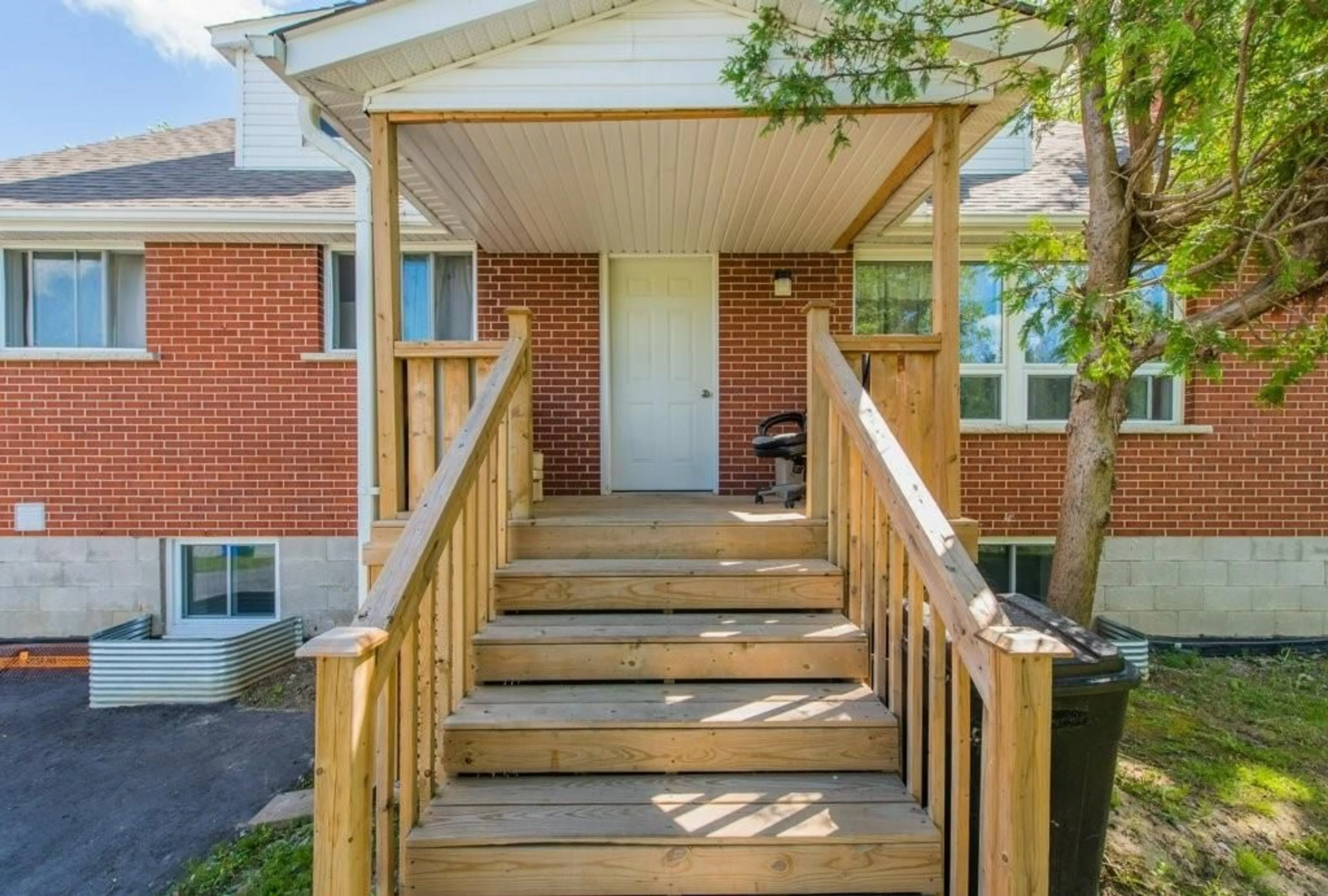 A pic from exterior of the house or condo, cottage for 19 GEORGE St, Richmond Hill Ontario L4E 2V7