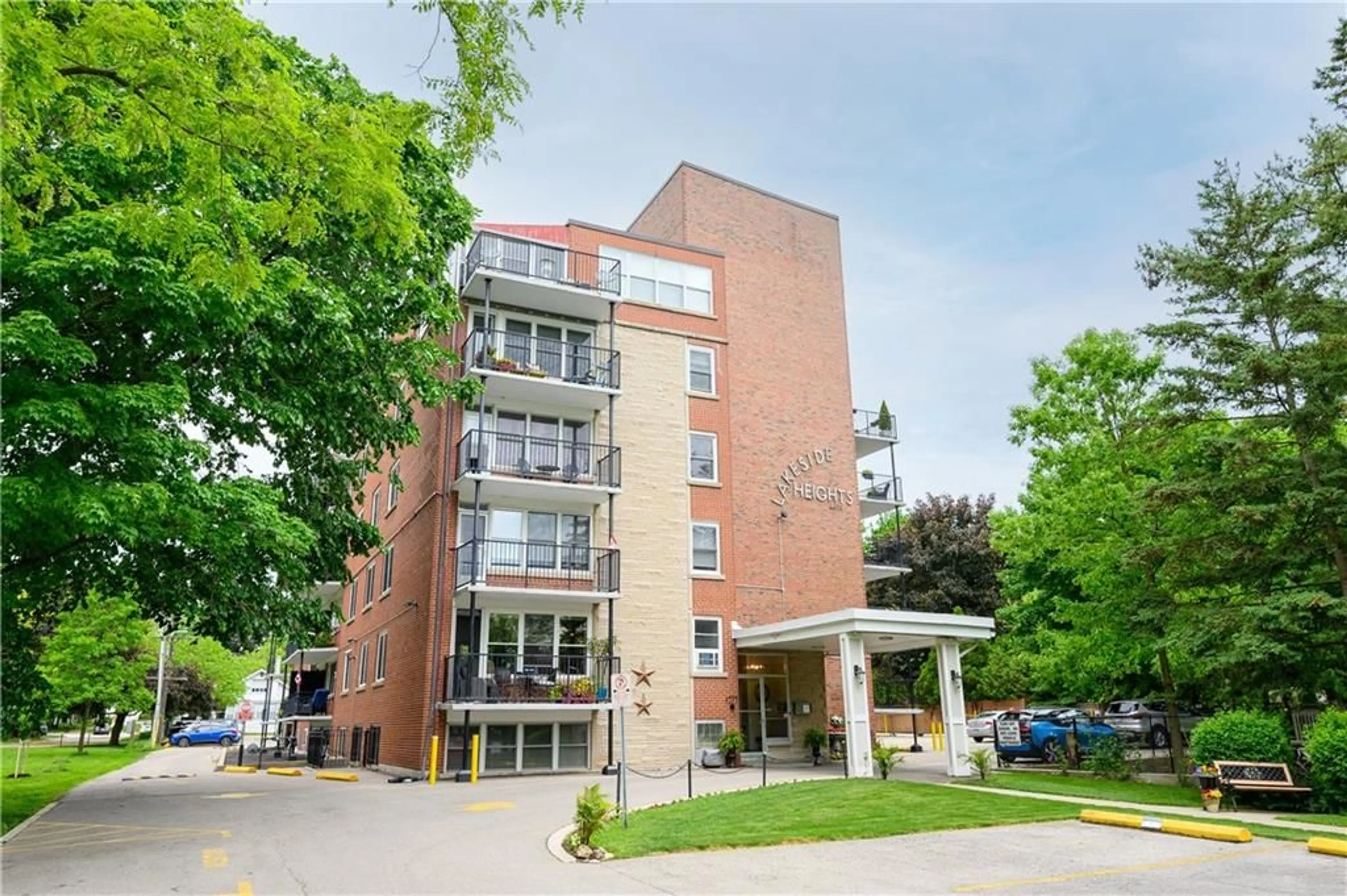 A pic from exterior of the house or condo, the front or back of building for 1377 LAKESHORE Rd #306, Burlington Ontario L7S 1B1