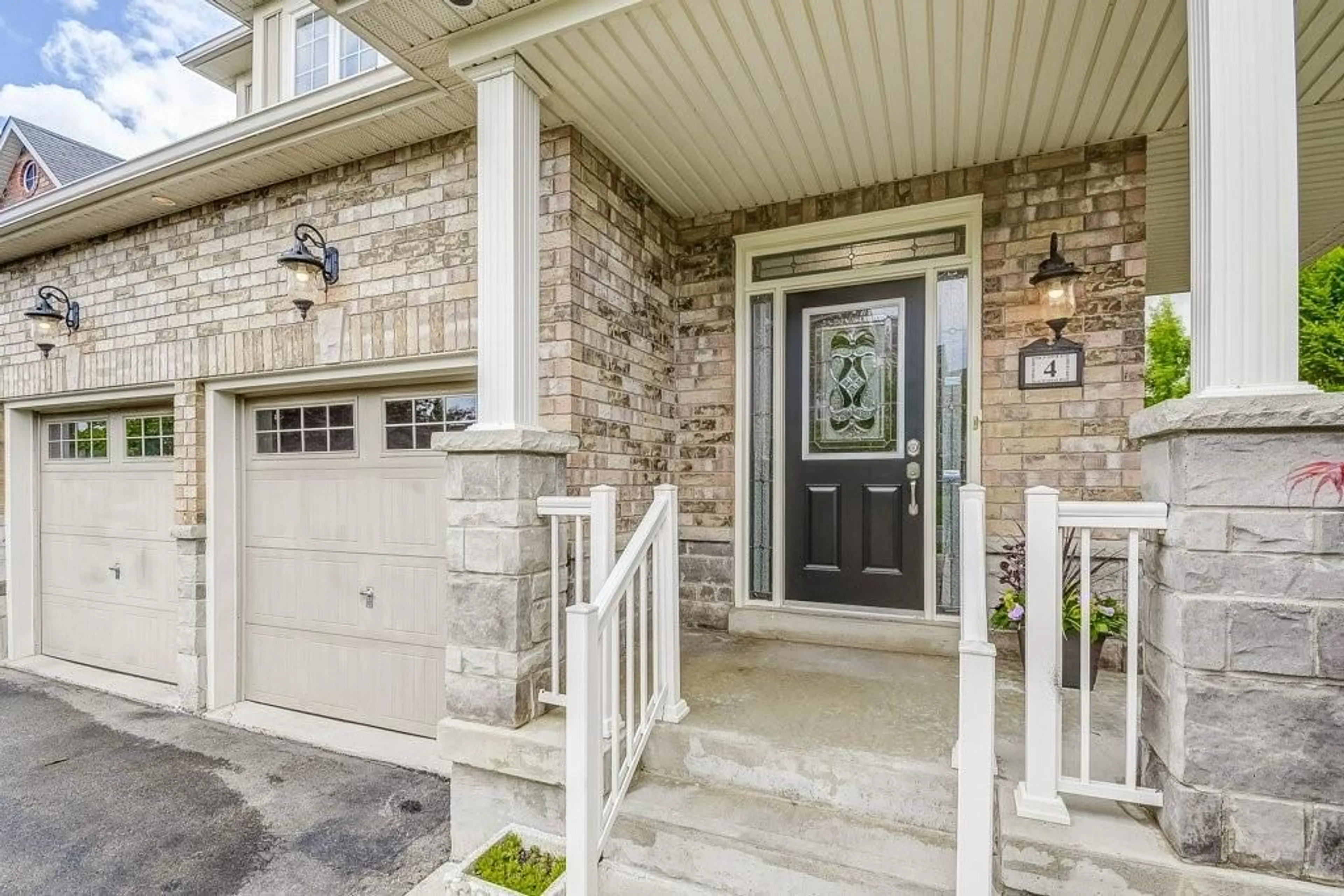 Indoor entryway for 4 TRUEDELL Cir, Waterdown Ontario L8B 0R3