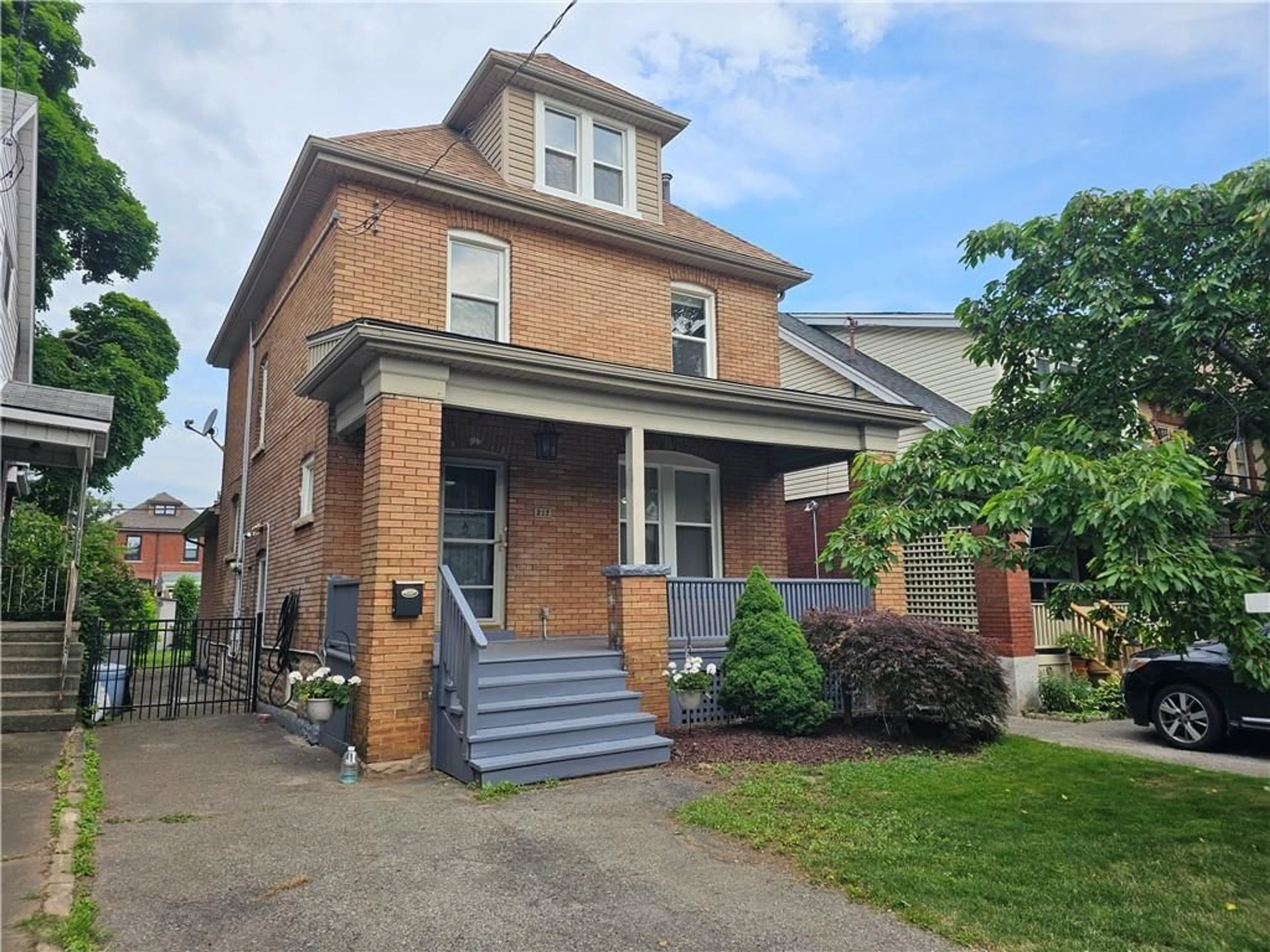 Frontside or backside of a home for 212 BALMORAL Ave, Hamilton Ontario L8M 3K4