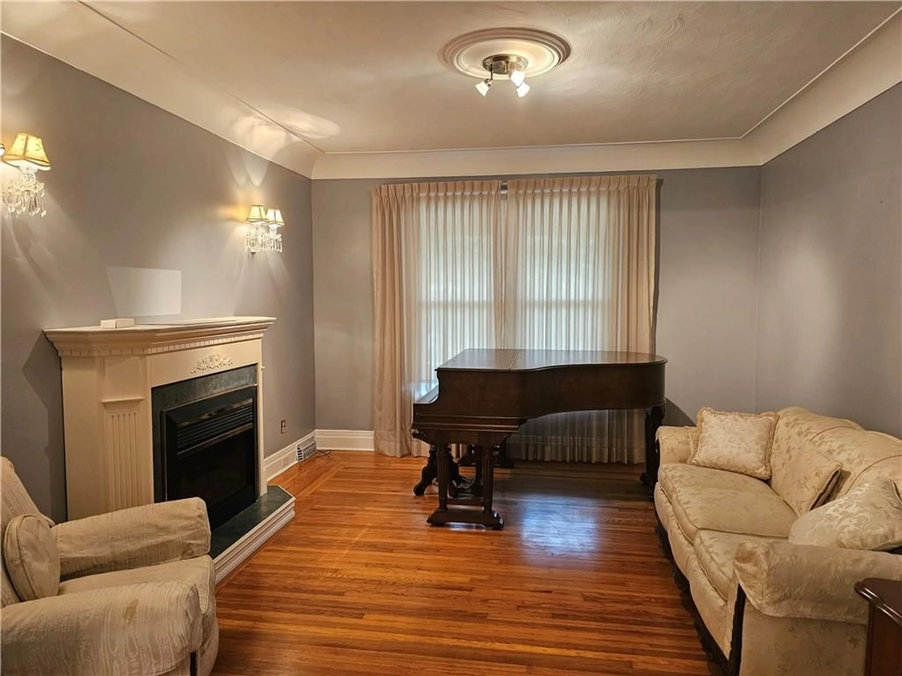 A pic of a room for 212 BALMORAL Ave, Hamilton Ontario L8M 3K4