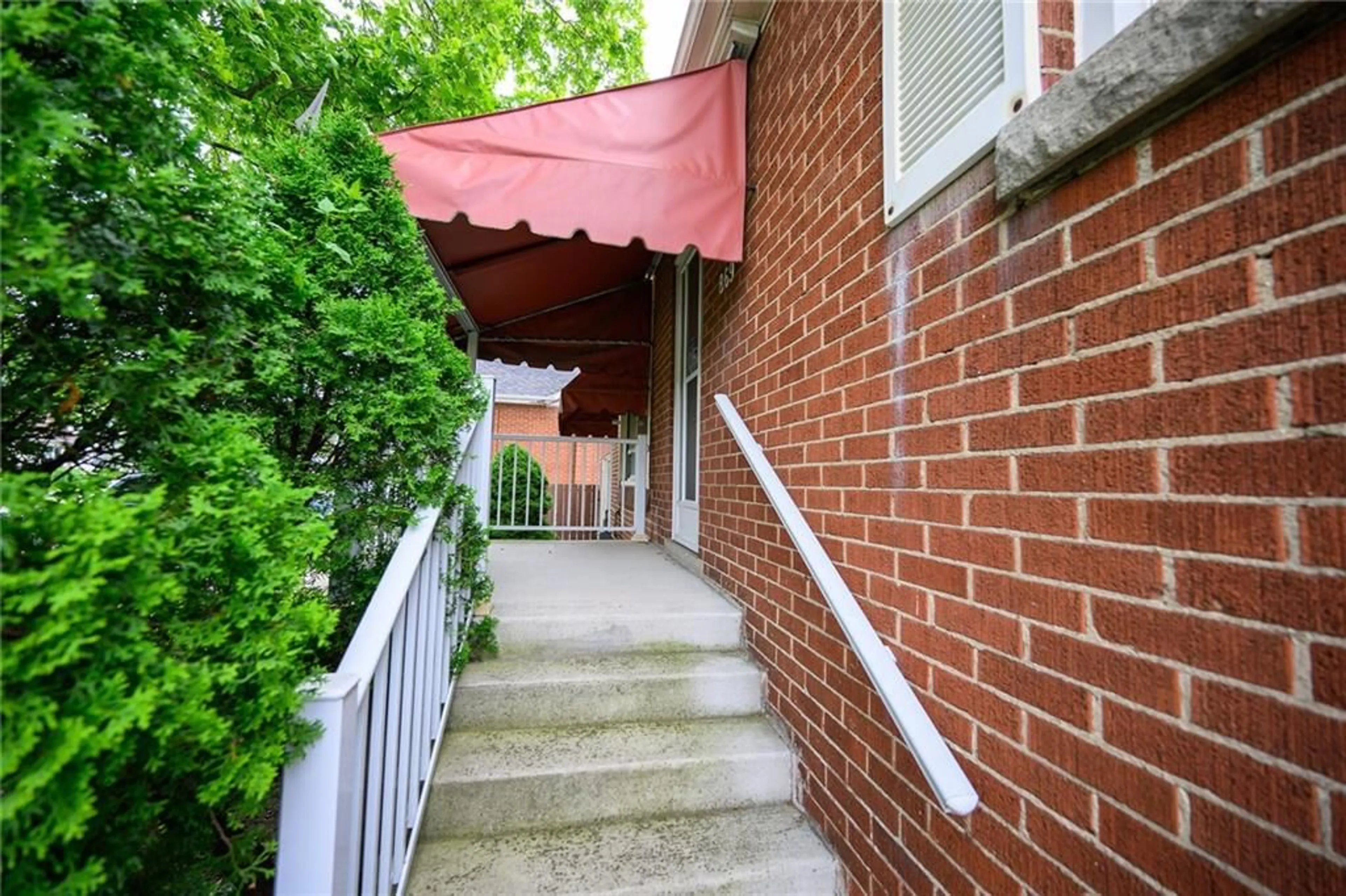 Patio, cottage for 869 GARTH St, Hamilton Ontario L9C 4K7