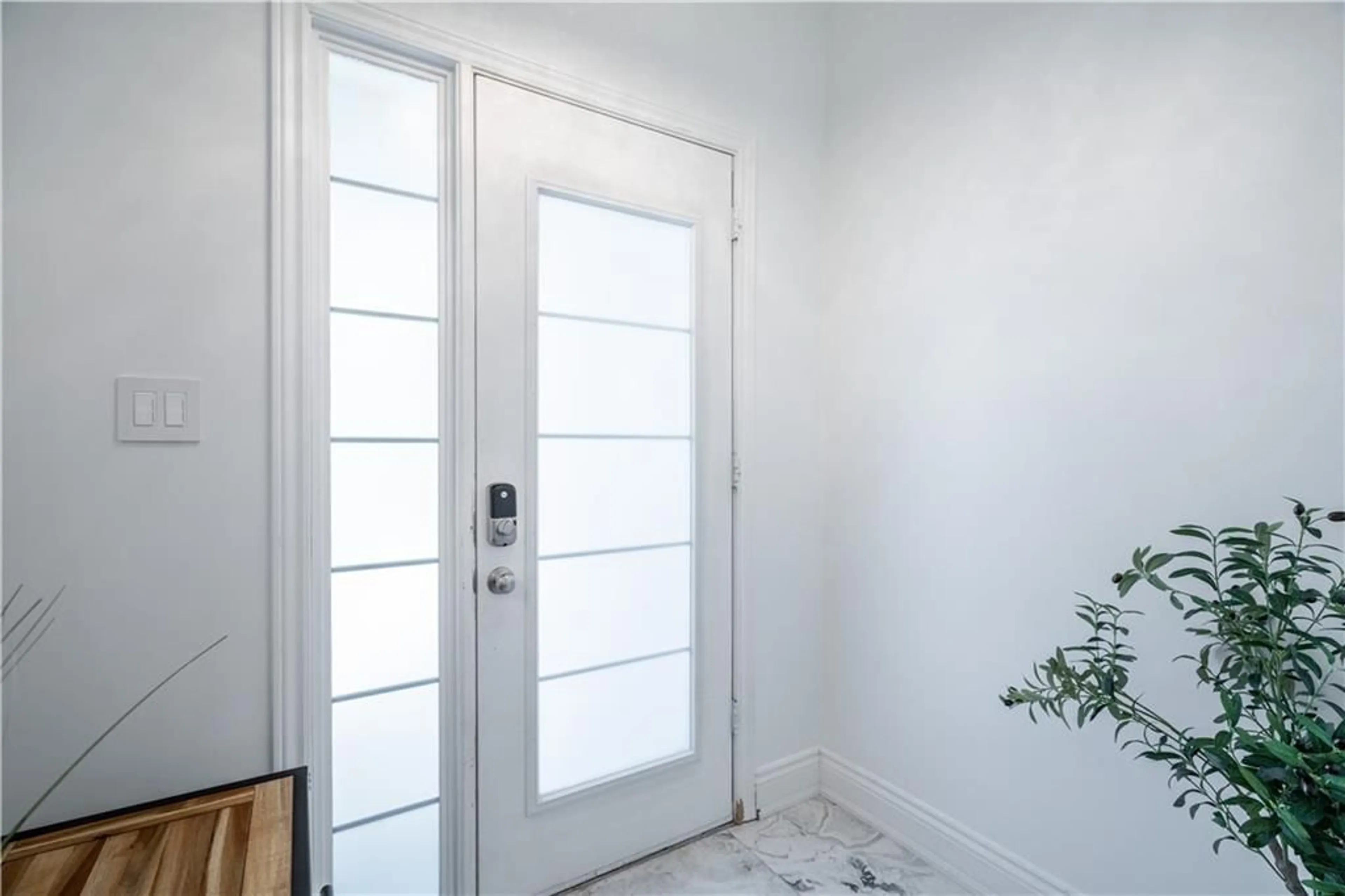 Indoor entryway for 46 BORERS CREEK Cir, Waterdown Ontario L8B 1W3