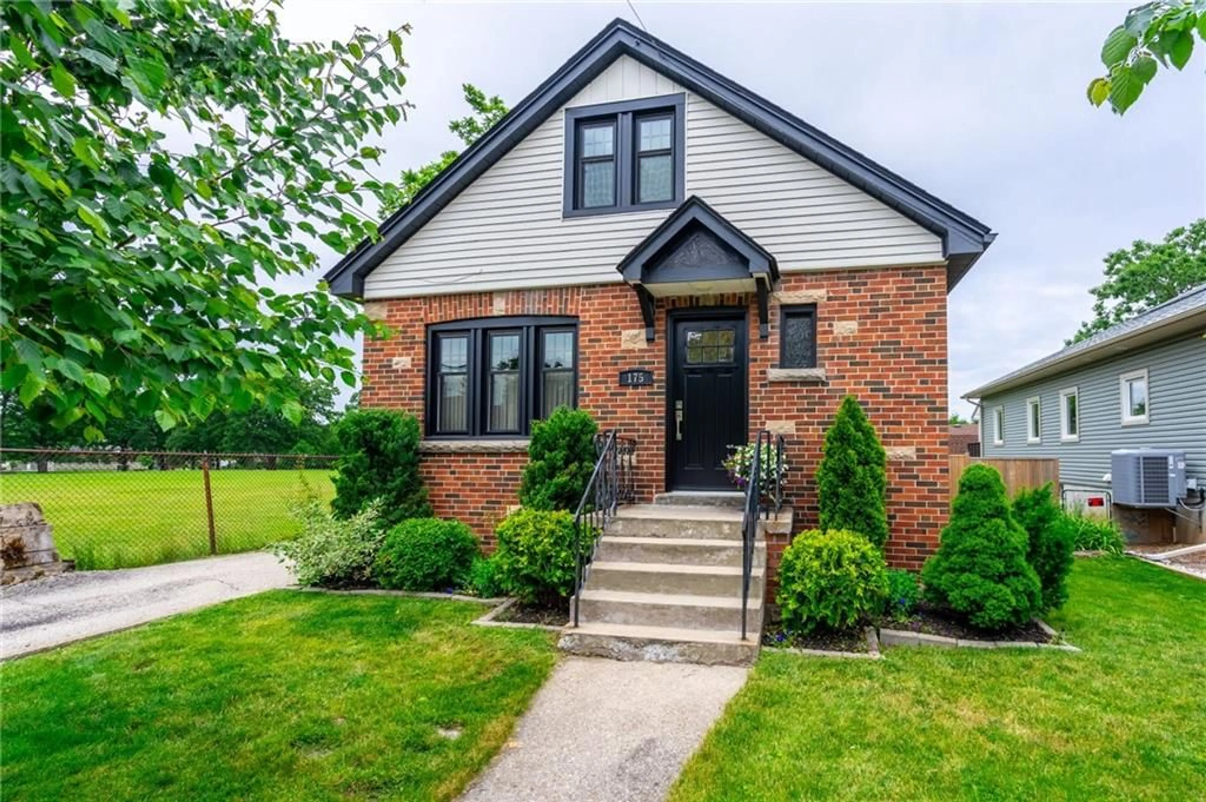 Home with brick exterior material for 175 BRUCEDALE Ave, Hamilton Ontario L9A 1N8