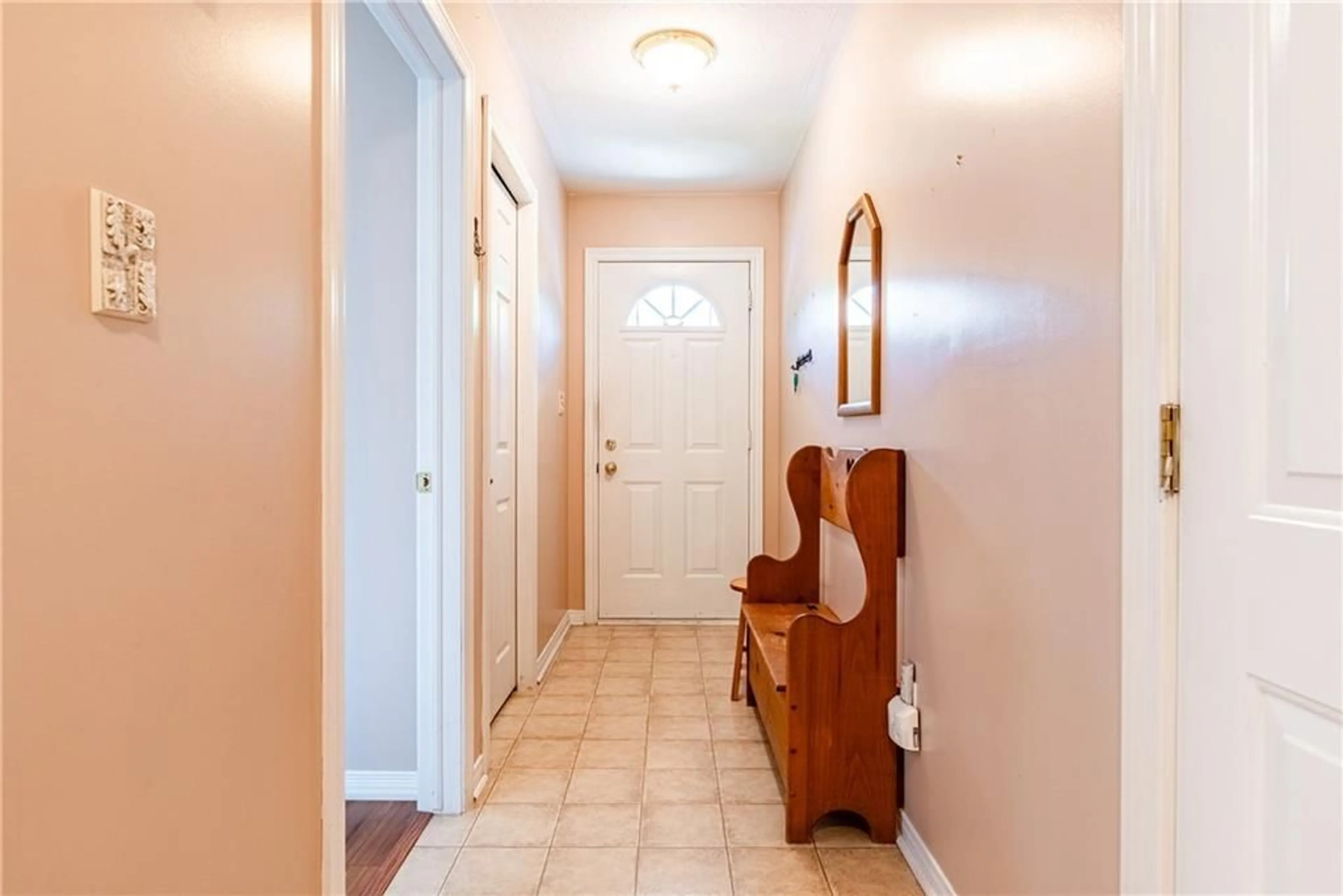 Indoor entryway, wood floors for 45 APPLEWOOD Dr #3, Brantford Ontario N3R 8B3