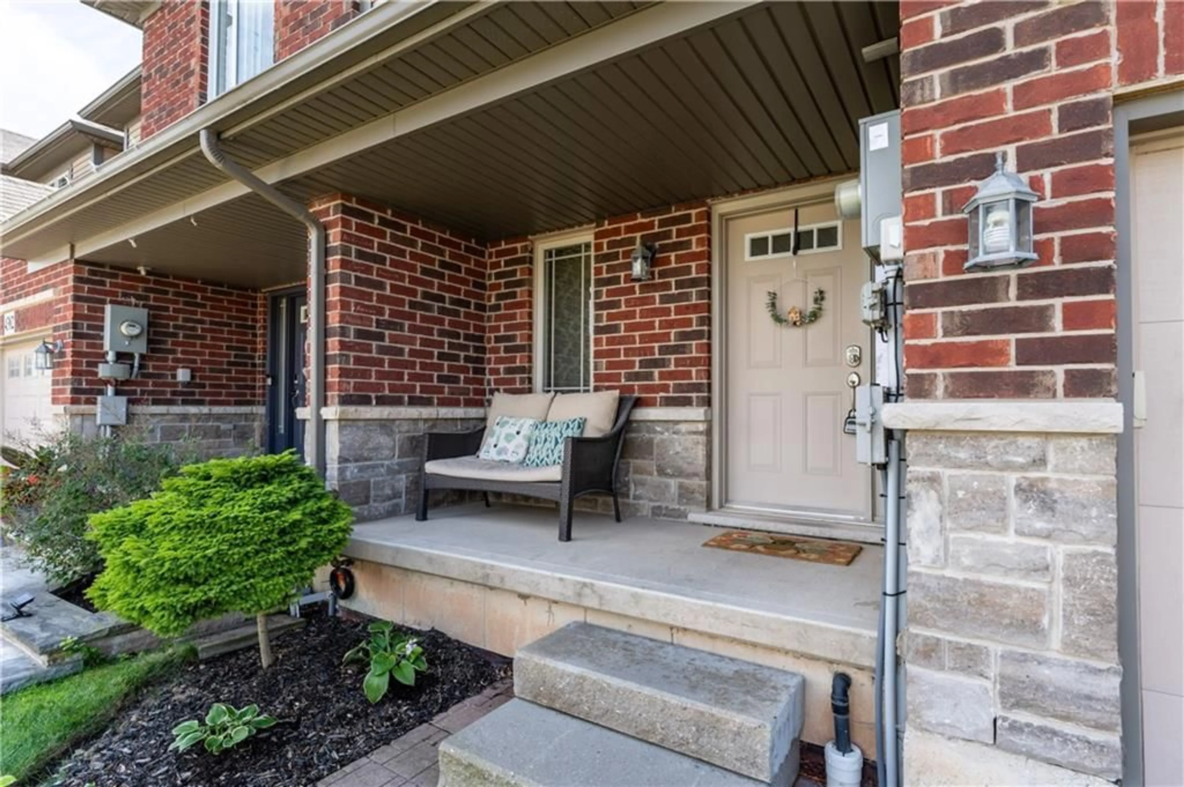 Indoor entryway, wood floors for 4384 DENNIS Ave, Beamsville Ontario L3J 1N2