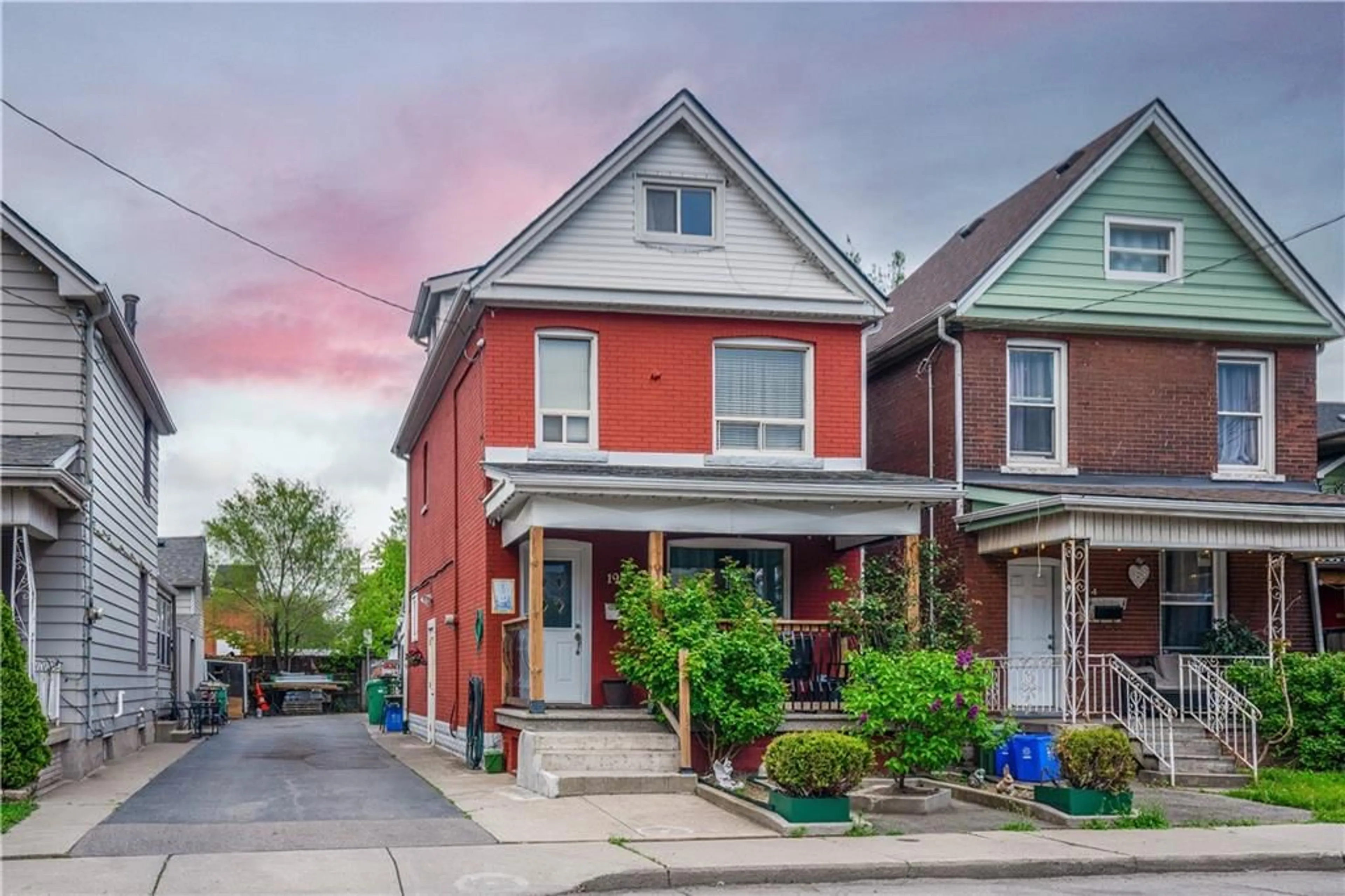 Frontside or backside of a home, the street view for 196 AVONDALE St, Hamilton Ontario L8L 7C3