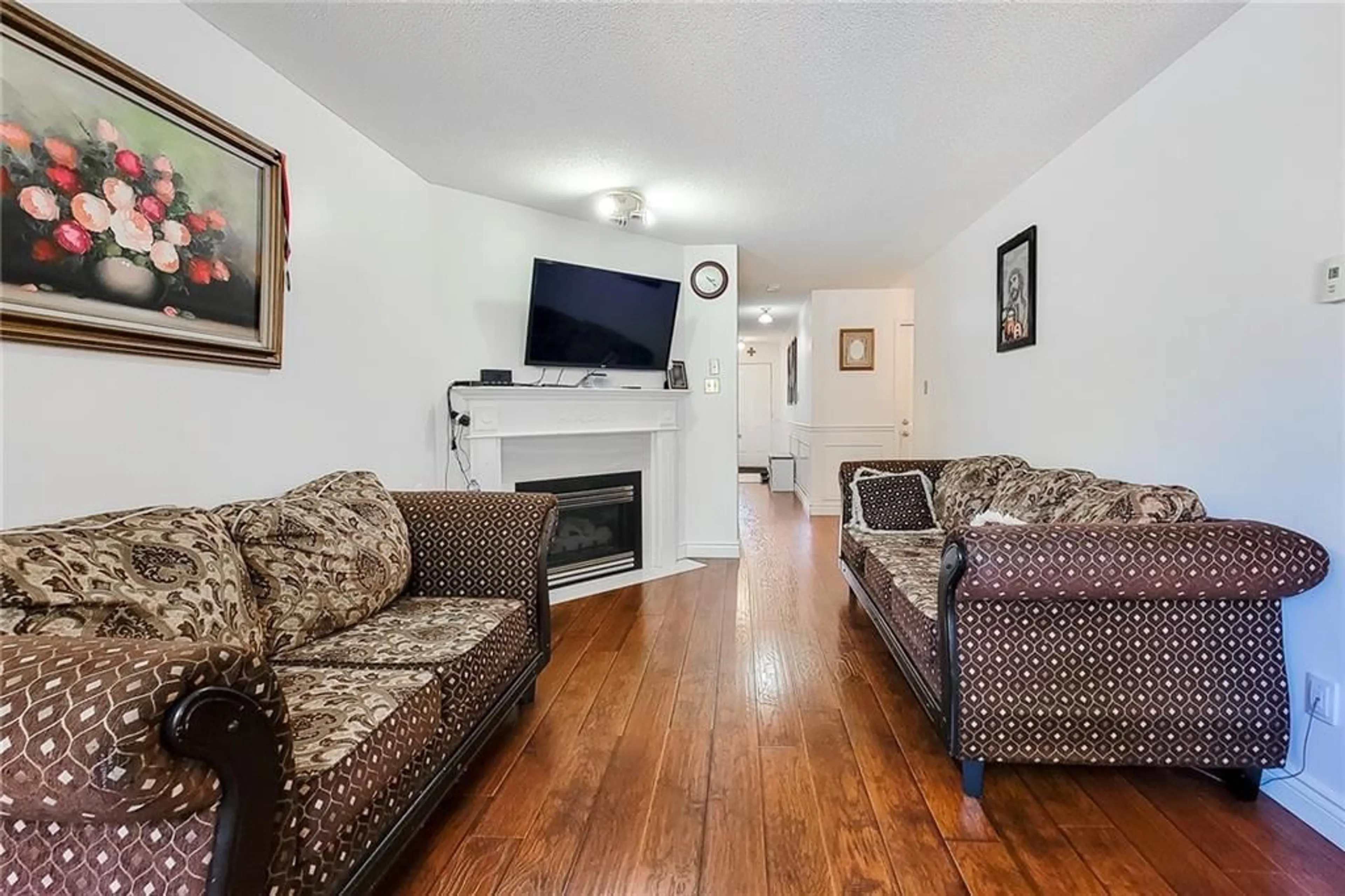 Living room for 238 Candlewood Dr, Hamilton Ontario L8J 3P6