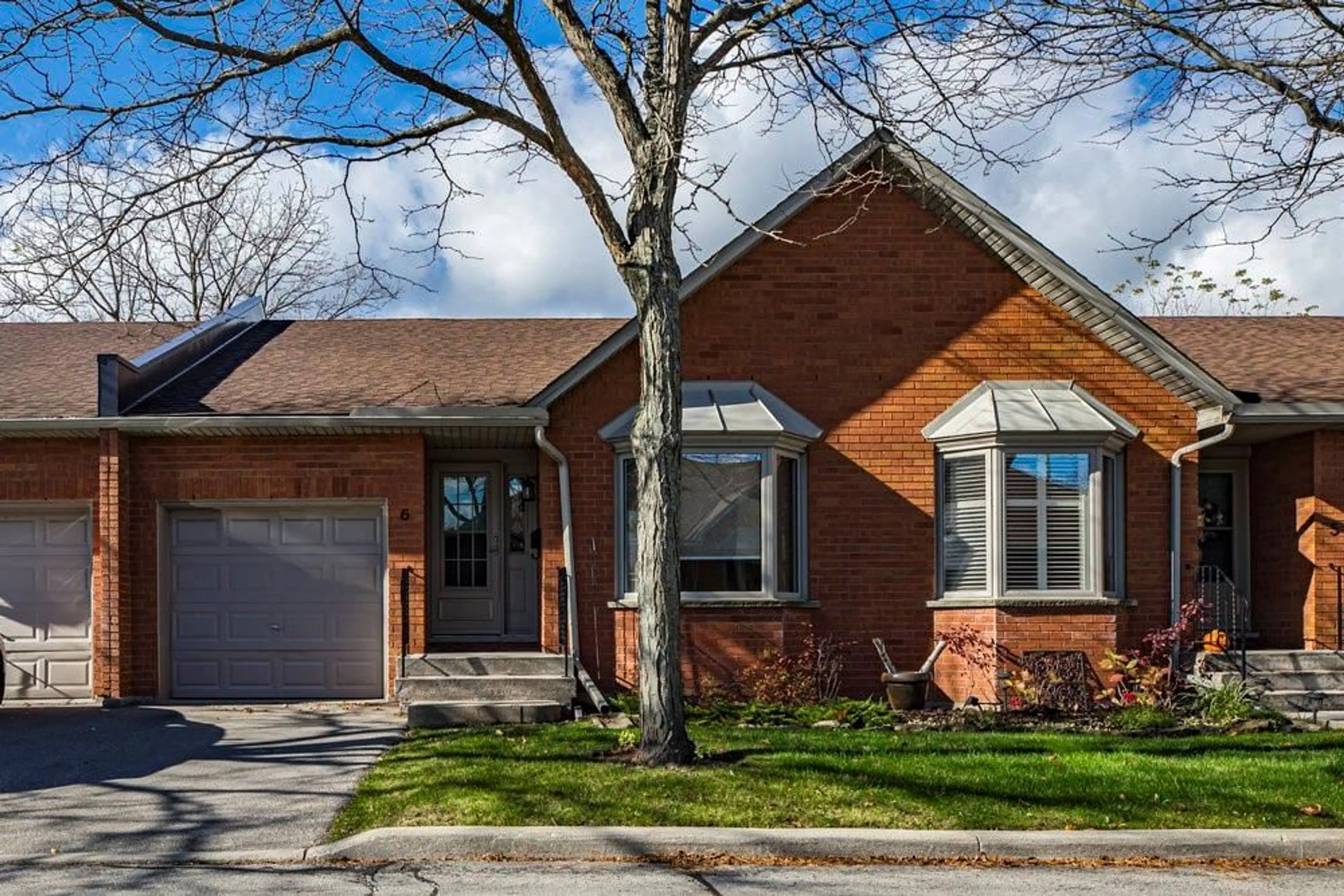 Home with brick exterior material for 60 Dundas St #6, Dundas Ontario L9H 7M6