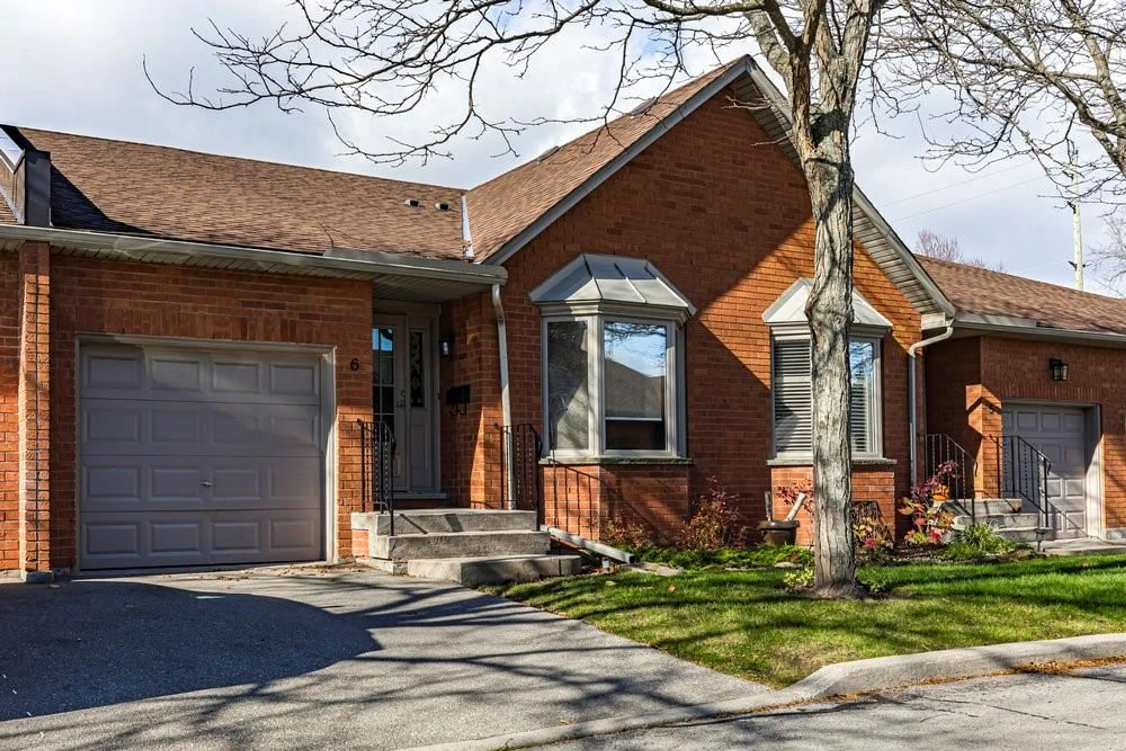 Home with brick exterior material for 60 Dundas St #6, Dundas Ontario L9H 7M6