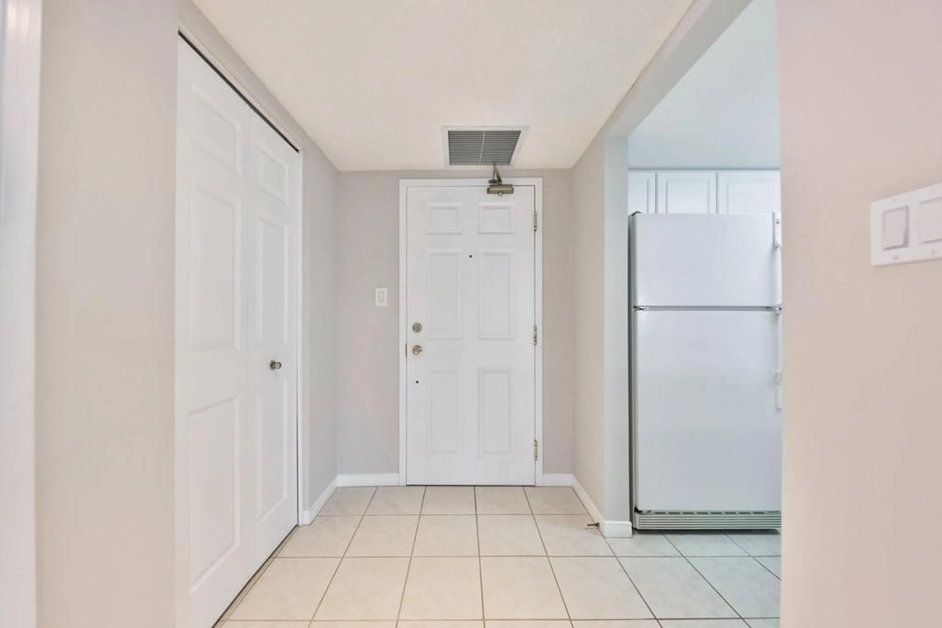 Indoor entryway, not visible floor for 216 PLAINS Rd #B406, Burlington Ontario L7T 4K8