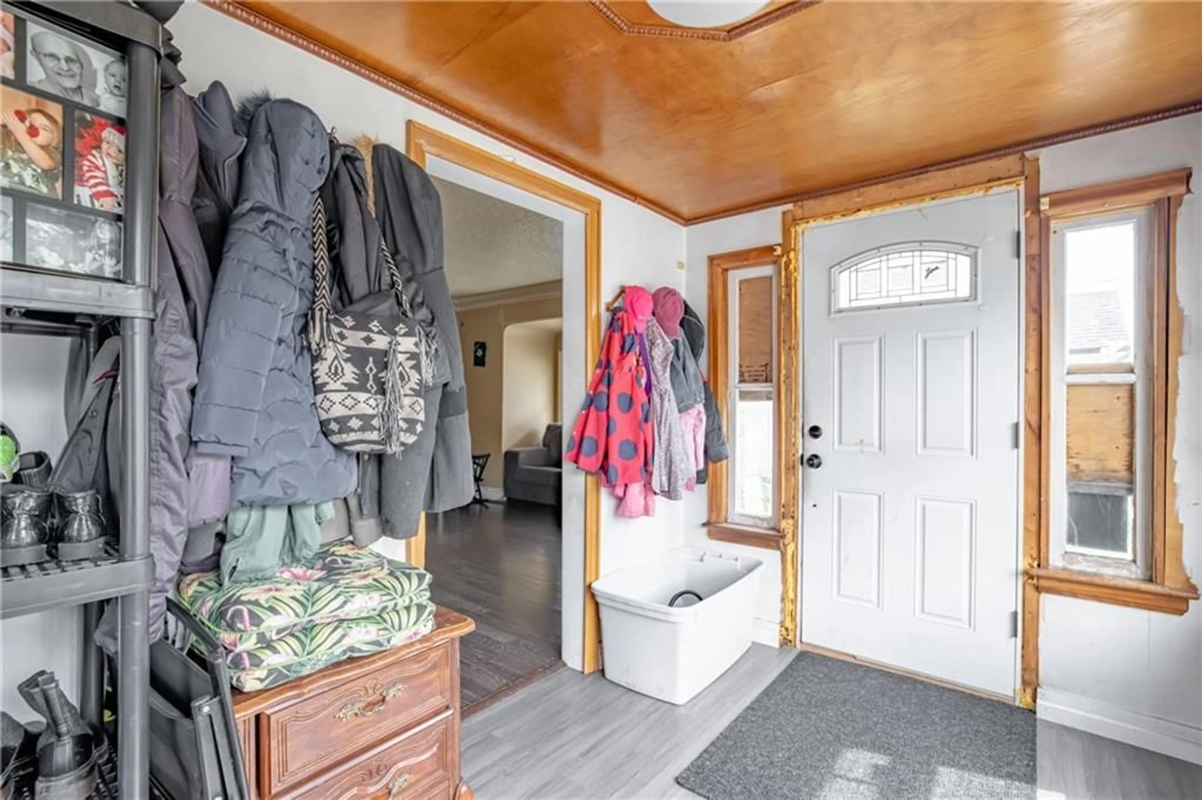 Indoor entryway, wood floors for 44 HAIG St, St. Catharines Ontario L2R 6K8