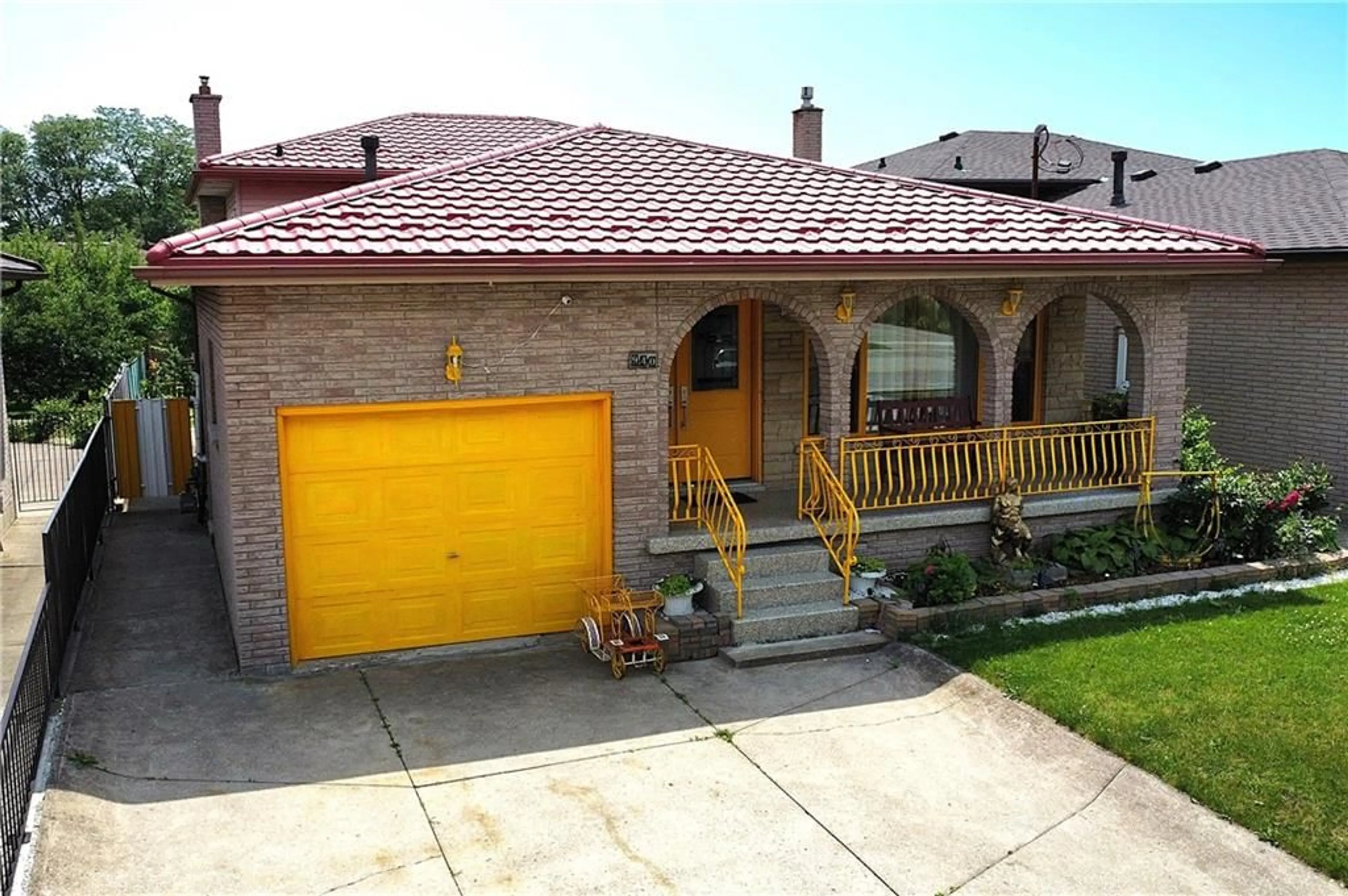 Frontside or backside of a home for 940 STONE CHURCH Rd, Hamilton Ontario L8W 1B1