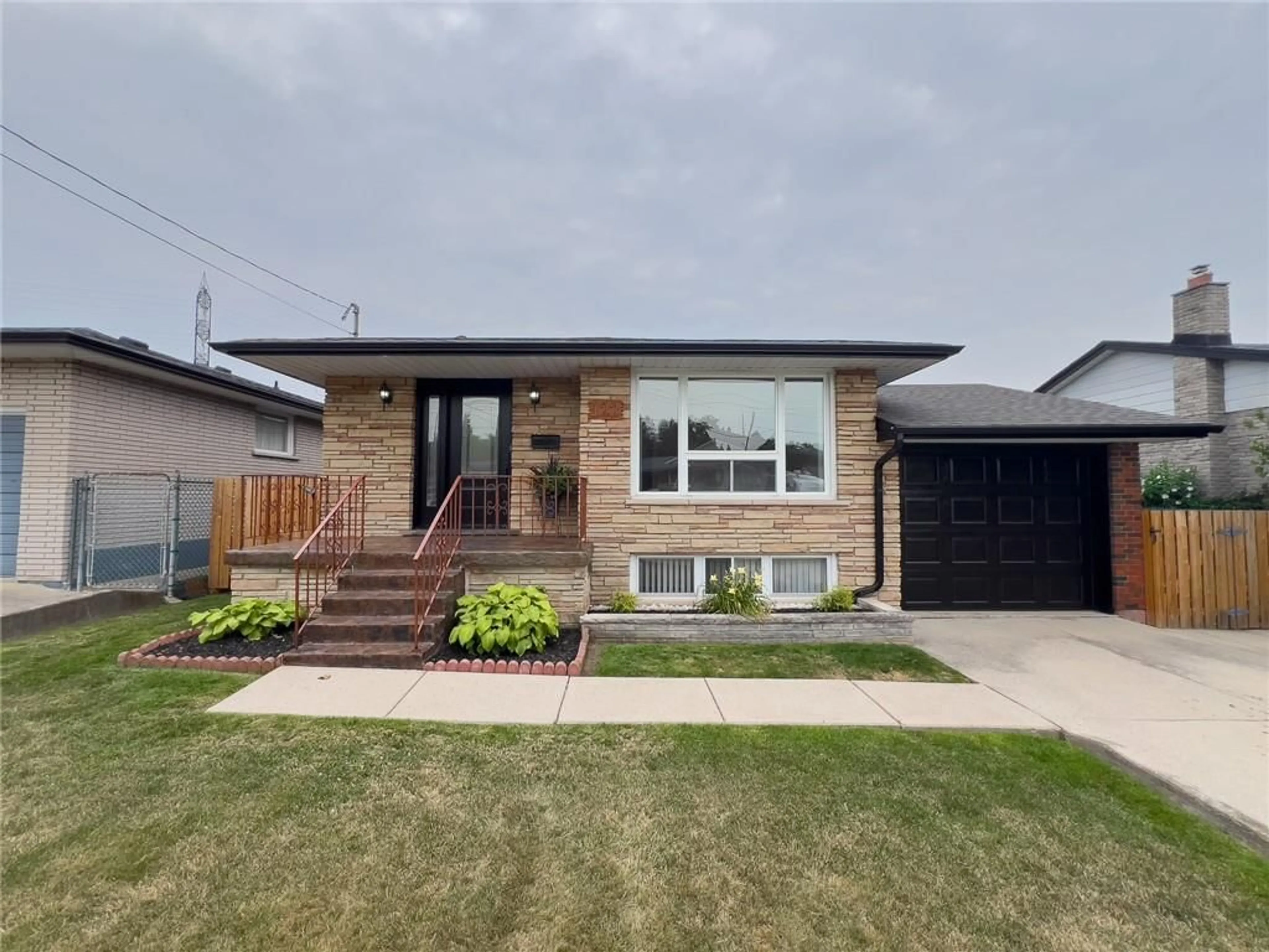 Frontside or backside of a home for 122 GLEN FOREST Dr, Hamilton Ontario L8K 5Z1