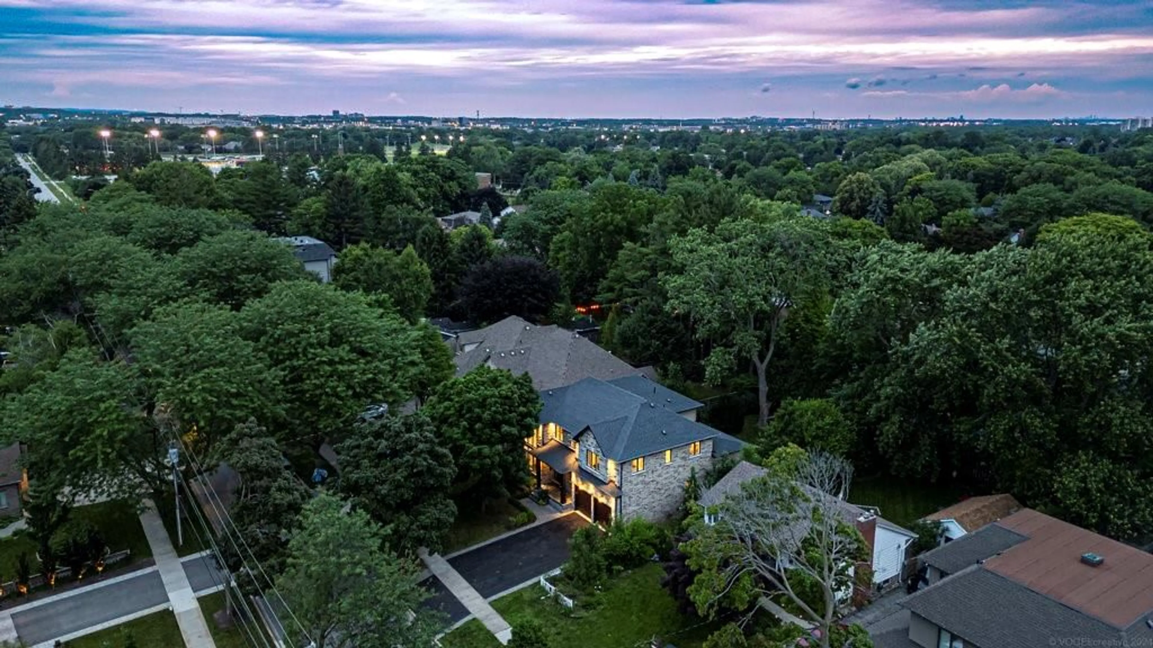 A pic from exterior of the house or condo, the street view for 389 BELVENIA Rd, Burlington Ontario L7L 2G7