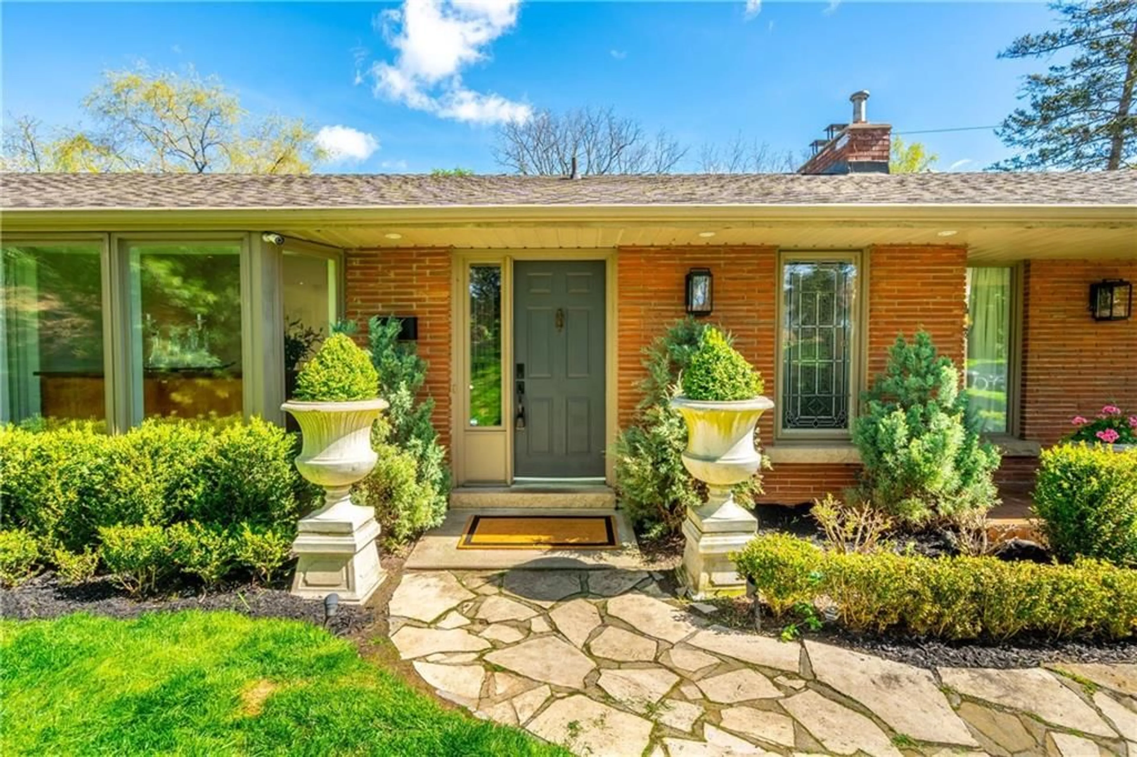 Indoor entryway for 607 Edgewater Cres, Burlington Ontario L7T 3L8