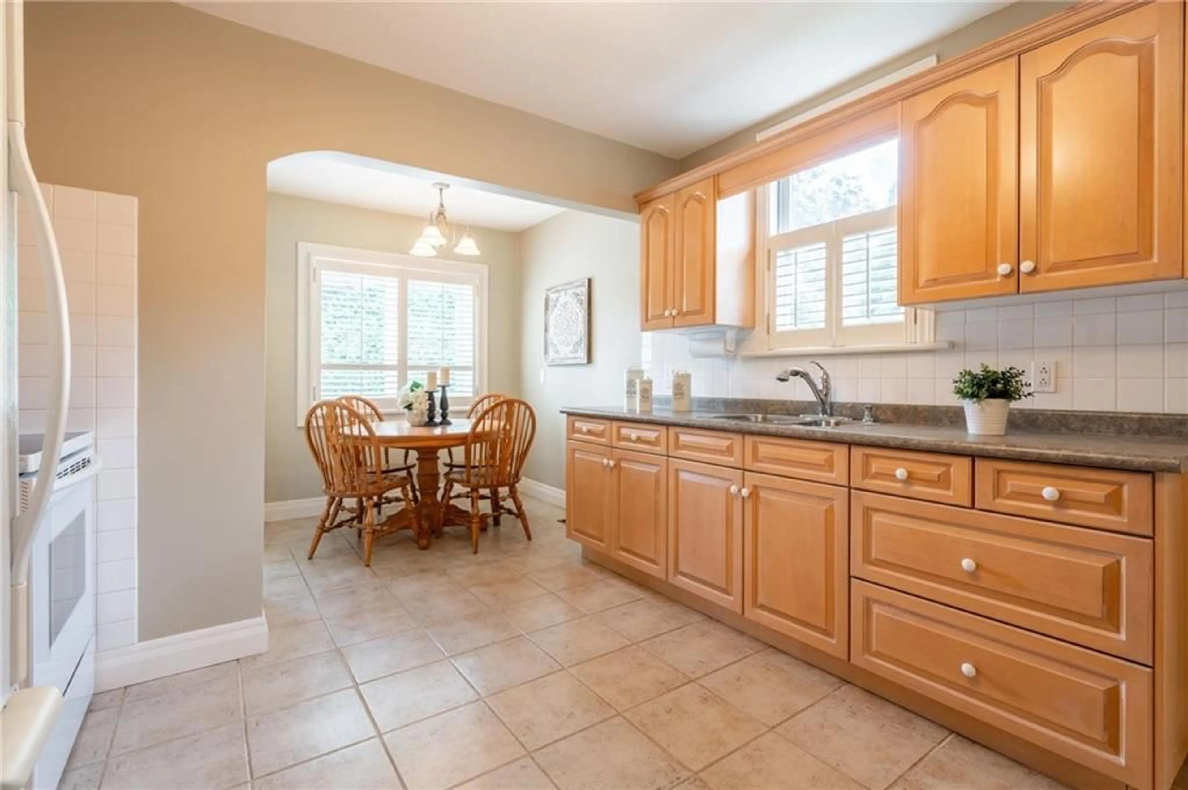 Standard kitchen for 98 Holmes Ave, Hamilton Ontario L8S 2K9