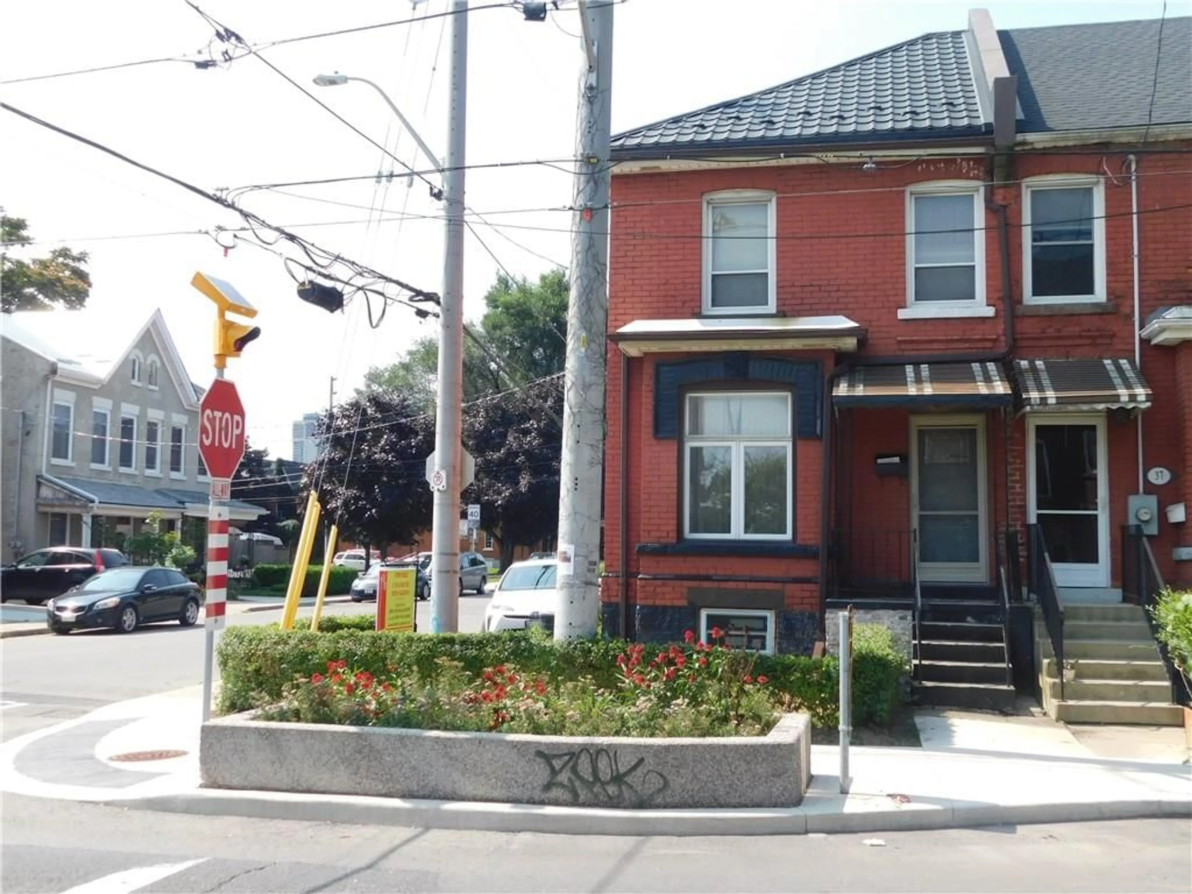 Street view for 35 BARTON St, Hamilton Ontario L8L 1A3