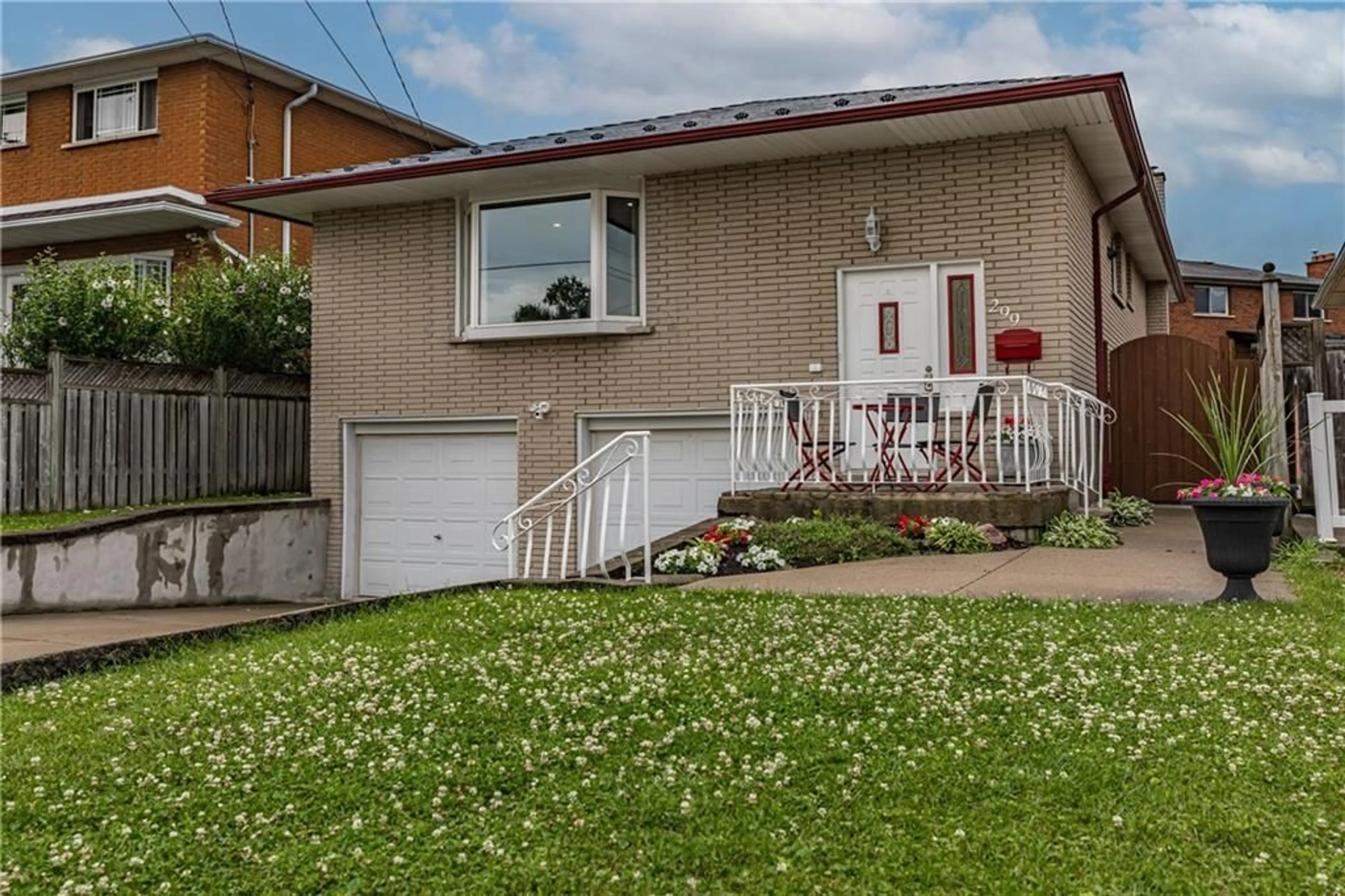 Frontside or backside of a home for 299 CARSON Dr, Hamilton Ontario L8T 2X8