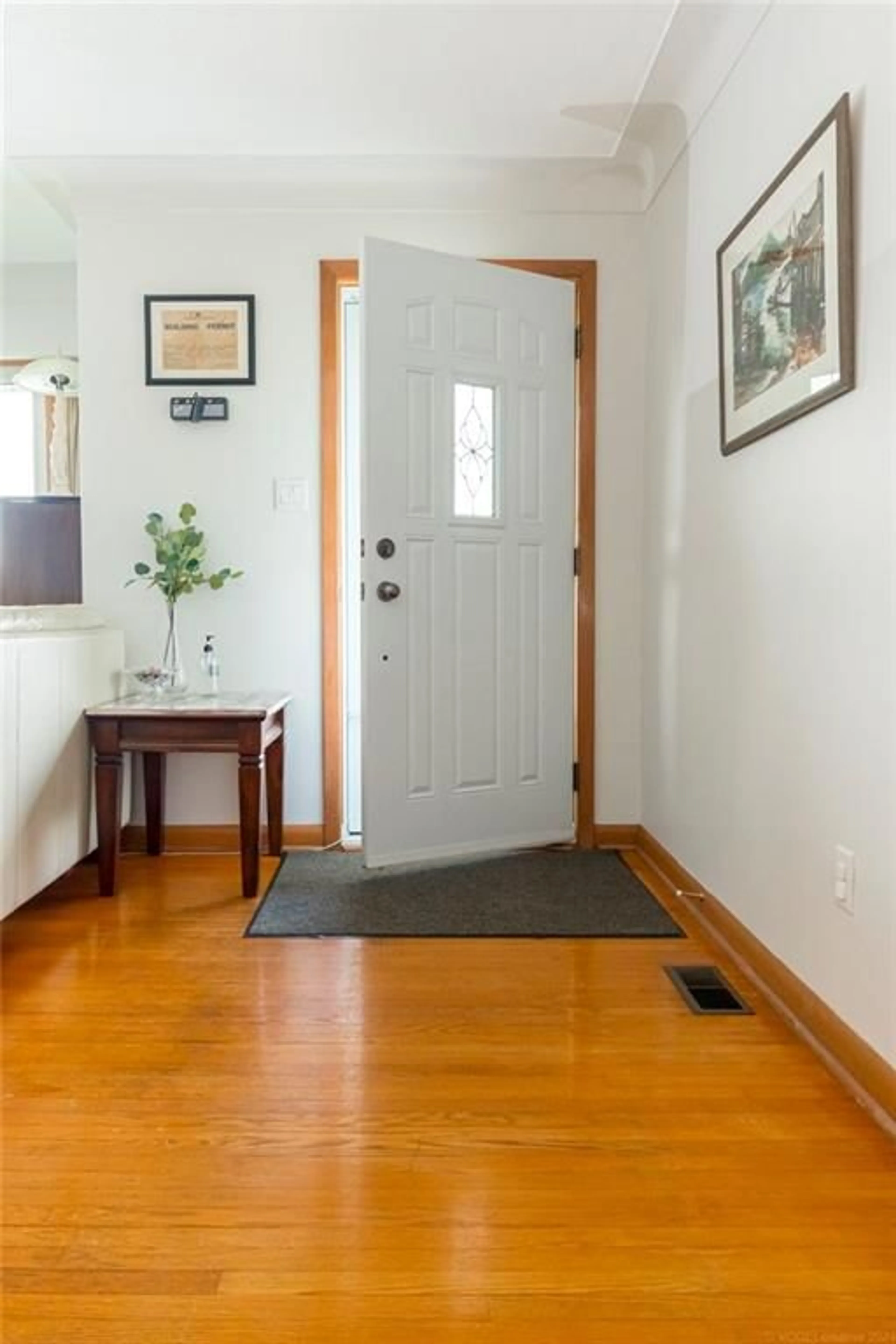 Indoor entryway for 330 Millen Rd, Hamilton Ontario L8E 2H2