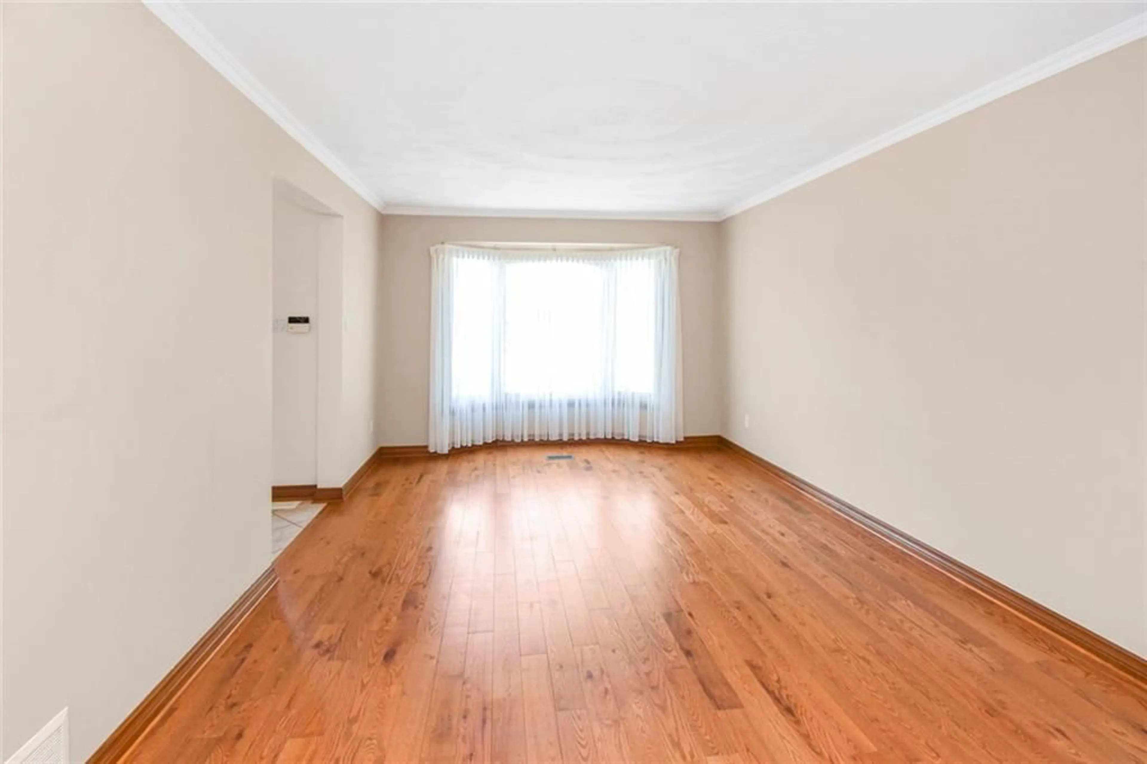 A pic of a room, wood floors for 22 GLEN PARK Crt, Hamilton Ontario L8K 6N6